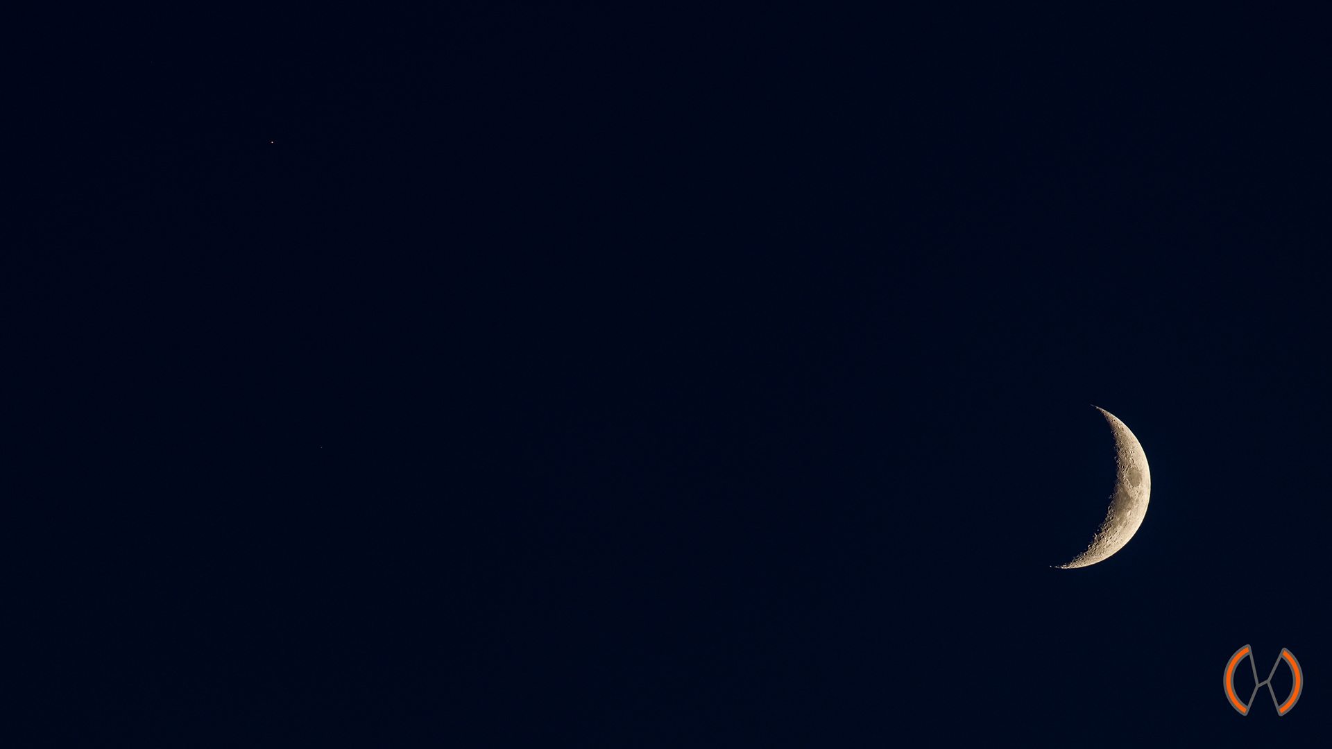 2025 - Samenstand van de Maan met Mars (linksboven) bij zonsondergang