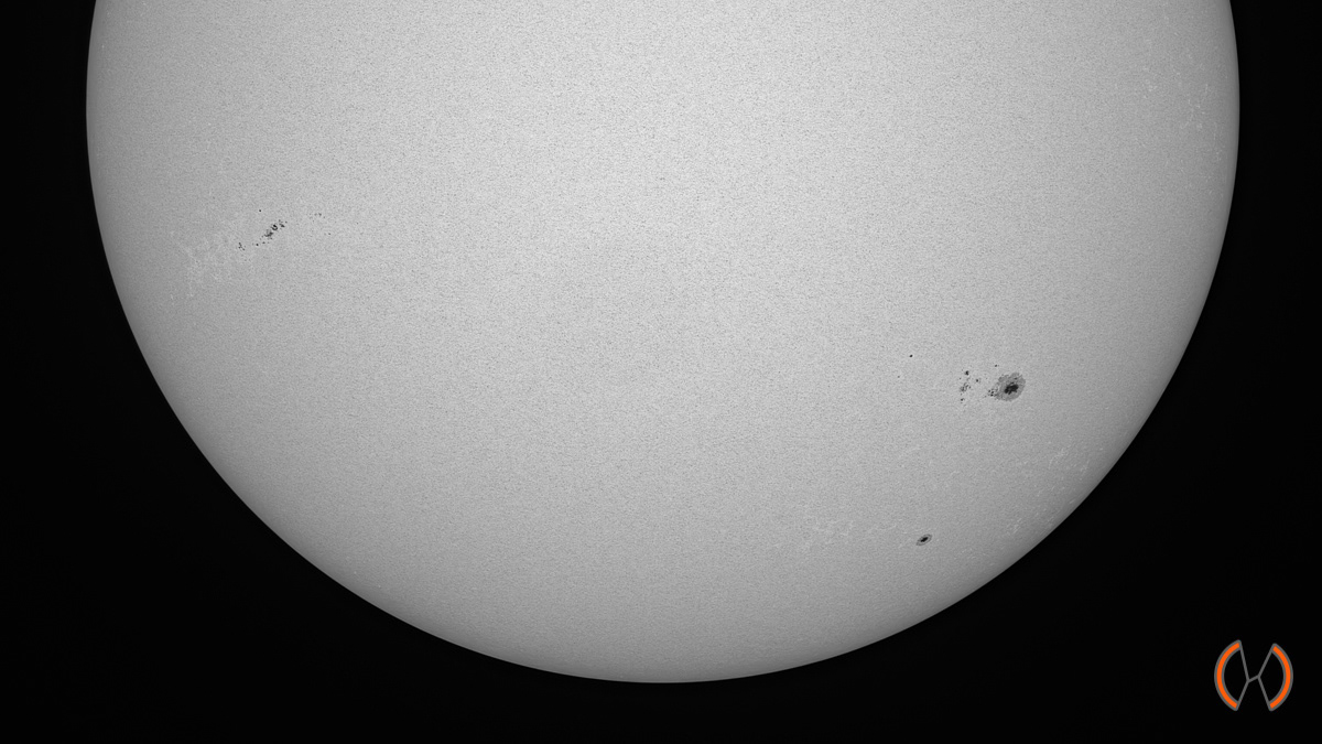 2022 - De Zon in continuüm (zichtbaar) licht met de zonnevlekken AR3001, 3004 en 3006