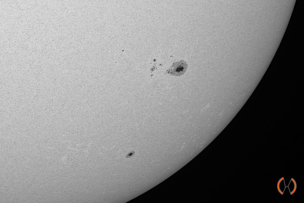2022 - De Zon in continuüm (zichtbaar) licht met de zonnevlekken AR3001 en 3004