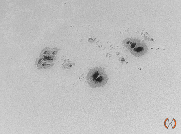 2022 - De Zon in continuüm (zichtbaar) licht met de zonnevlekken AR2993 en 2994