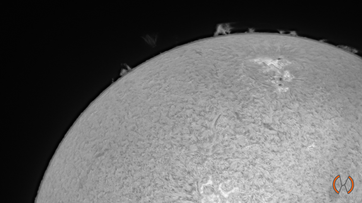 2023 - De Zon in Hydrogen Alpha licht met zonnevlek AR3272