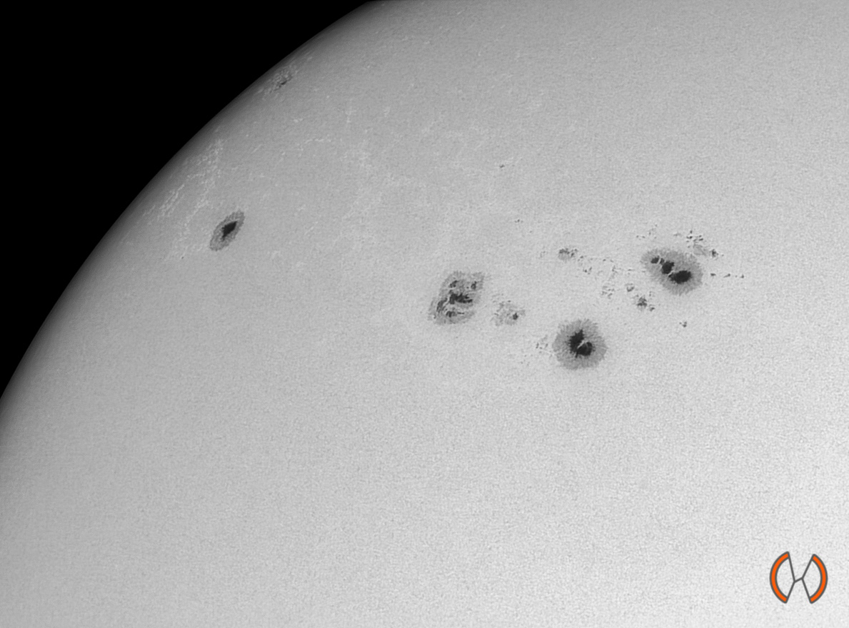 2022 - De Zon in continuüm (zichtbaar) licht met de zonnevlekken AR2993, 2994, 2995 en 2996