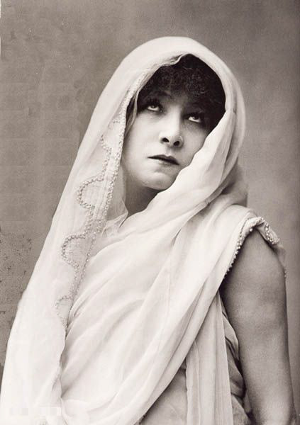 Nadine Béchade : Metteuse en scène et interprète voix et chant. Comédienne et chanteuse depuis 1993, du théâtre classique au théâtre contemporain, du théâtre musical au Music Hall en passant par les écrans de cinéma, les claquettes, la manipulation et les cours de batterie, de la scène en dur à la scène dans l’espace public, Nadine Béchade a toujours privilégié l’éclectisme dans ce métier. C’est dans le même esprit qu’elle crée parallèlement en 2013 sa compagnie, La Belle Friche Cie, pour écrire et mettre en scène ses propres créations, développer ses propres aventures théâtrales.