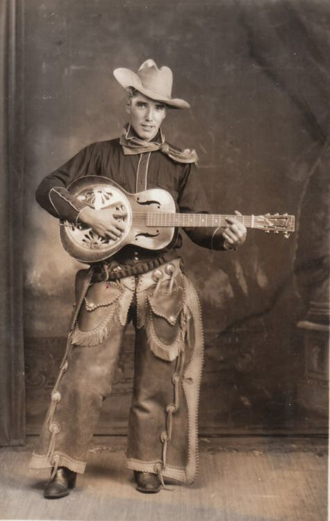 Eric Picat : Compositeur, interprète guitariste et chanteur. MICROENTREPRISE alias Eric PICAT est un one man band né sous cette forme pendant le confinement de 2020 par l’ex-chanteur-guitariste de Prosody (pop folk) et Super Dwarves (power pop), groupes actifs sur la scène pop indé de 1988 à 1997. Au sein de ces formations, il parcours l’Europe avec près de 200 concerts entre 1989 et 1996. Un ordi, un micro voix, une guitare électrique, Microentreprise distille une pop « do it yourself » de salon qui laisse la place à l’accident, l’imperfection et à la fragilité et revendique un goût prononcé pour le « bittersweet » (The Kinks, Madness, Blur), un esprit « punk » dans la façon de faire, et une sensibilité pop dans la mélodie.