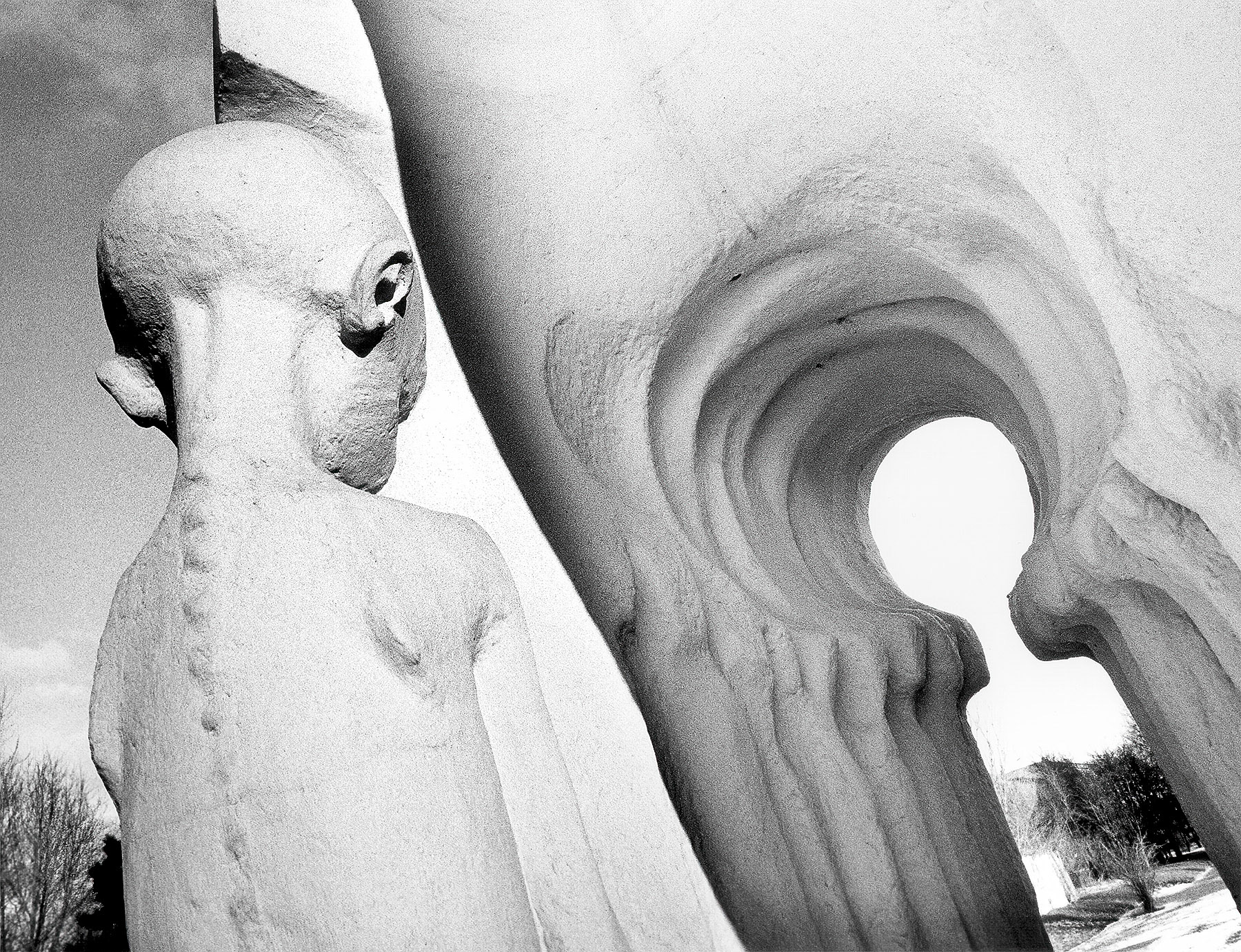 The Monument of the Broken Heart (winter), Łódź