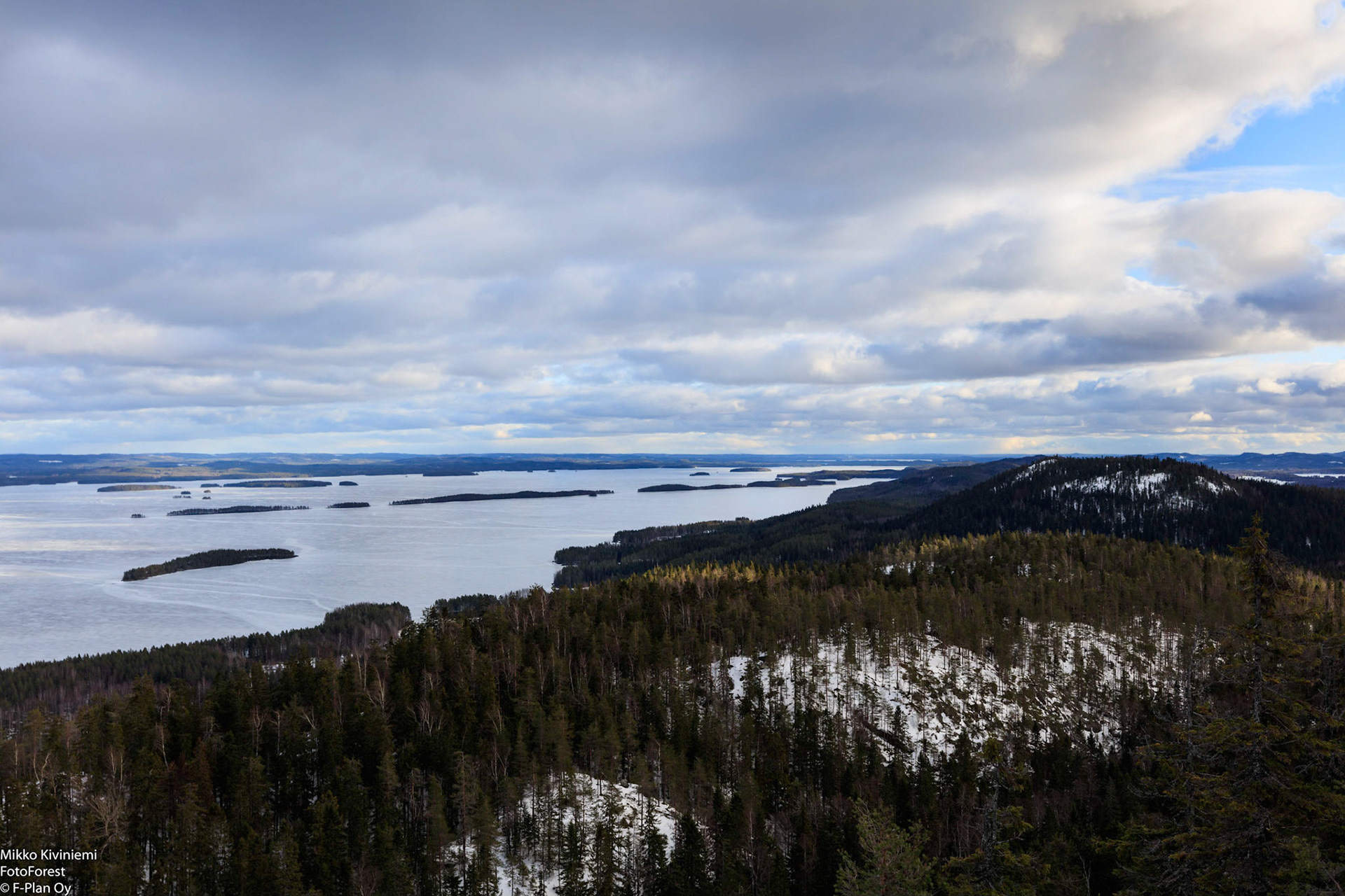 Näkymä Paha-Kolilta Mäkrälle ja Pielisen Pulloselälle. Etualalla Sikosaari ja taustalla purjesaaren ja Laitosaaren muodostama nauha,  1248