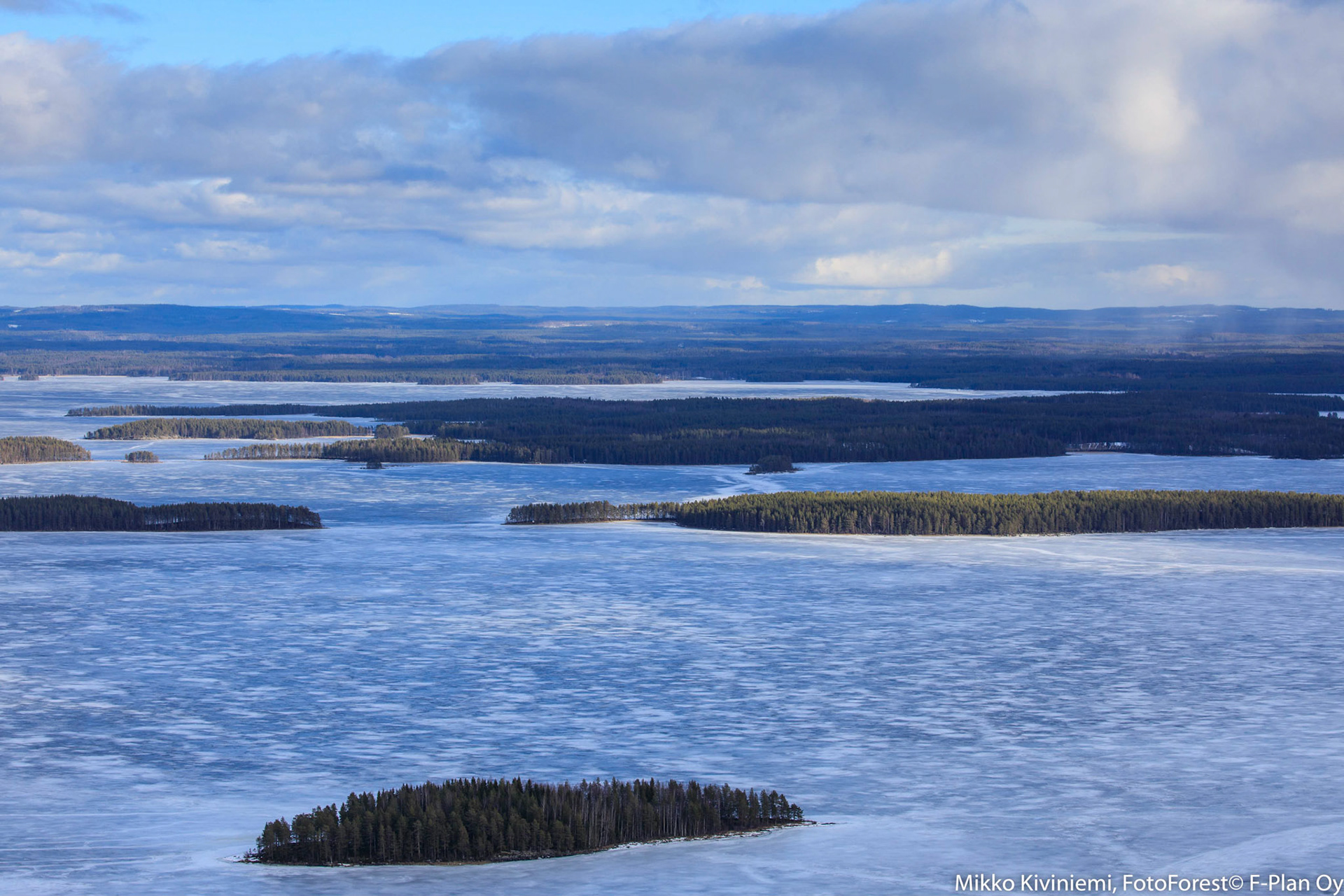 Pielisen Iso-Hölön saari. Taustalla Iso-Korpin saari, 1216