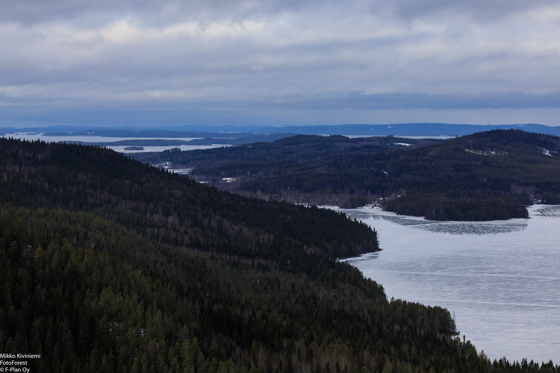 Näkymä Ukko-Kolilta  Sutkanvaaralle. Taustalla häämöttää Pielisen Suurselän etelä-osa, 1213