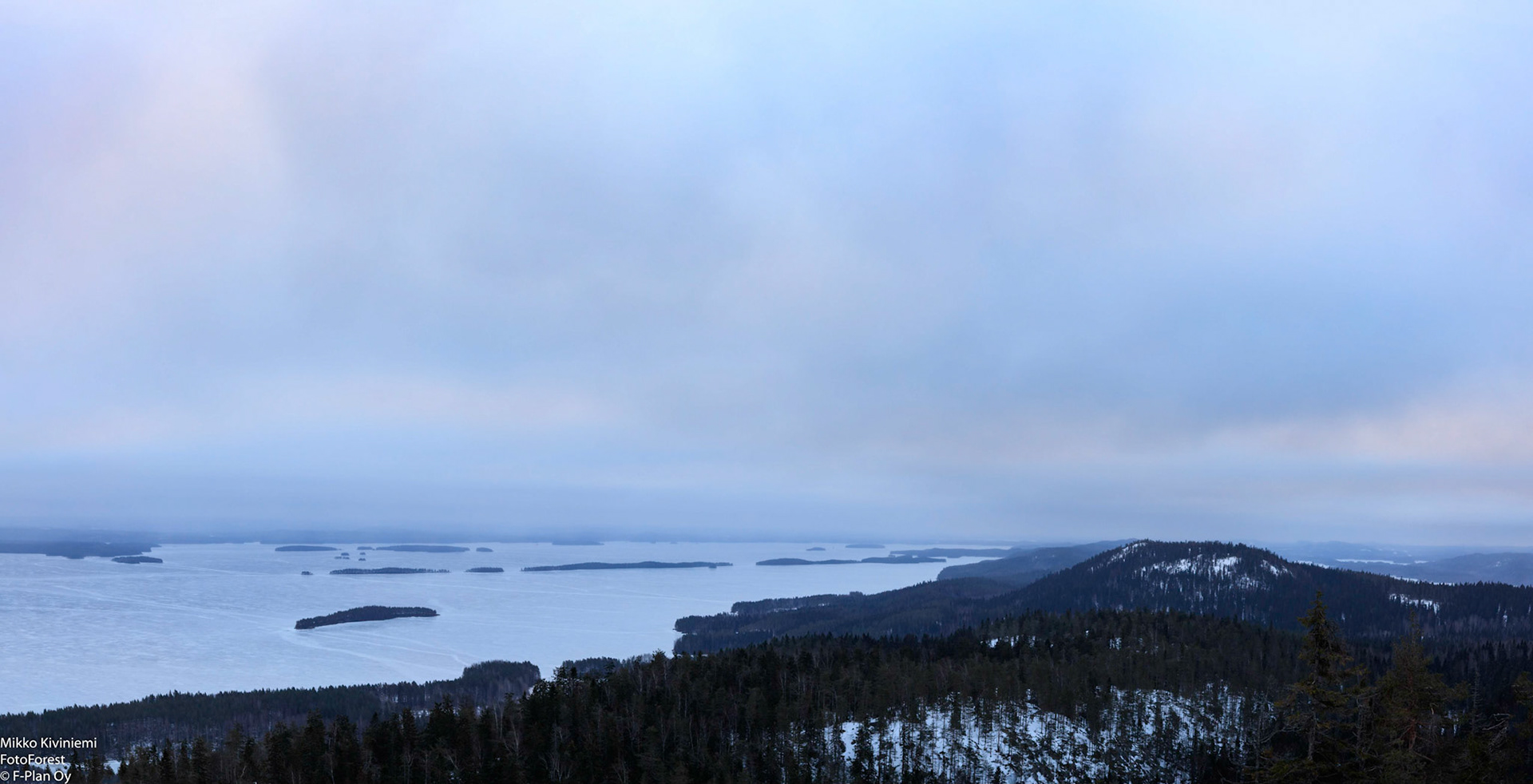 Aamu Mäkrällä ja Pielisellä. Etualalla Sikosaari ja taustalla Purjesaari ja Laitosaari, 1210