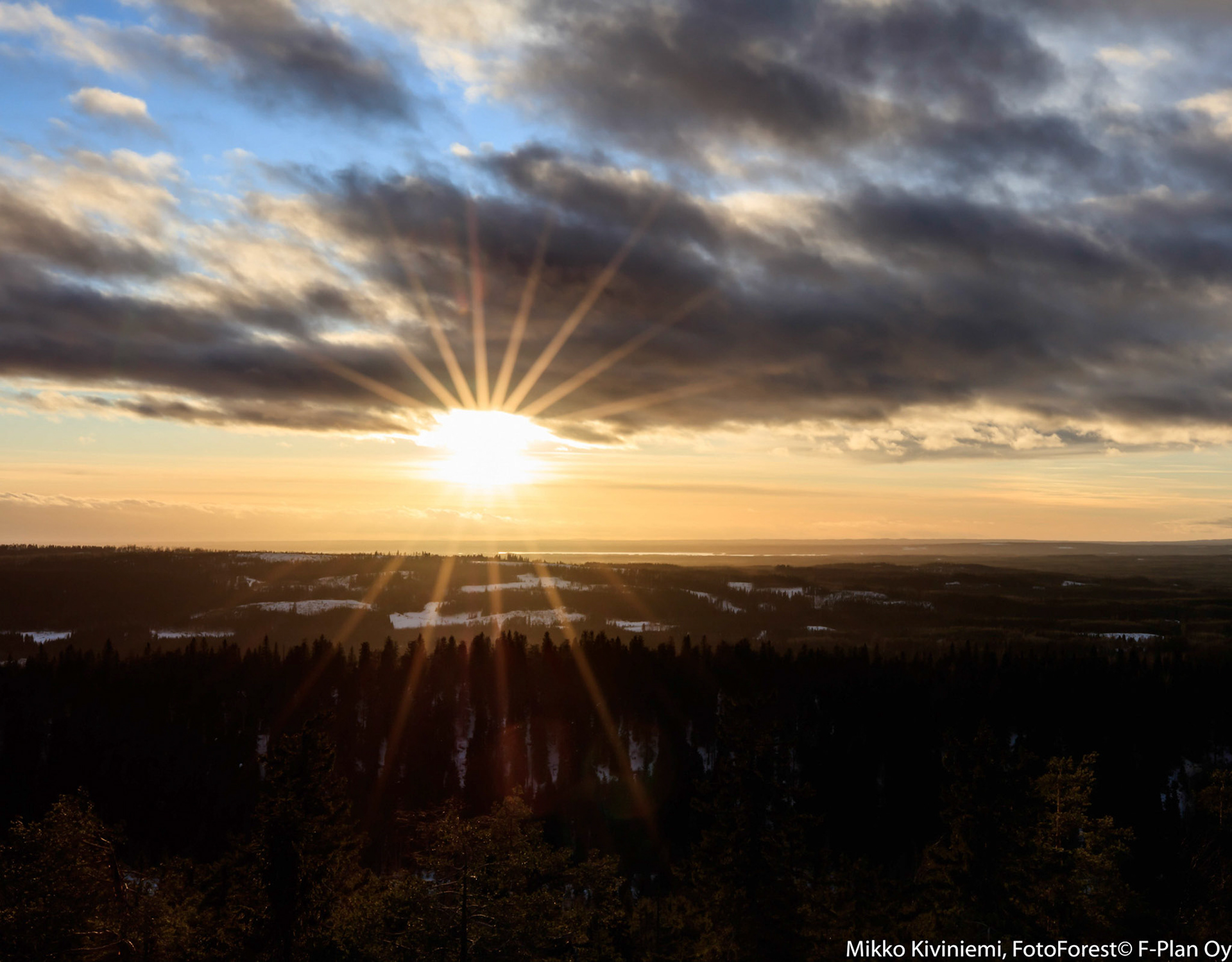 Ilta-aurinko Akka-Kolilla, 1258