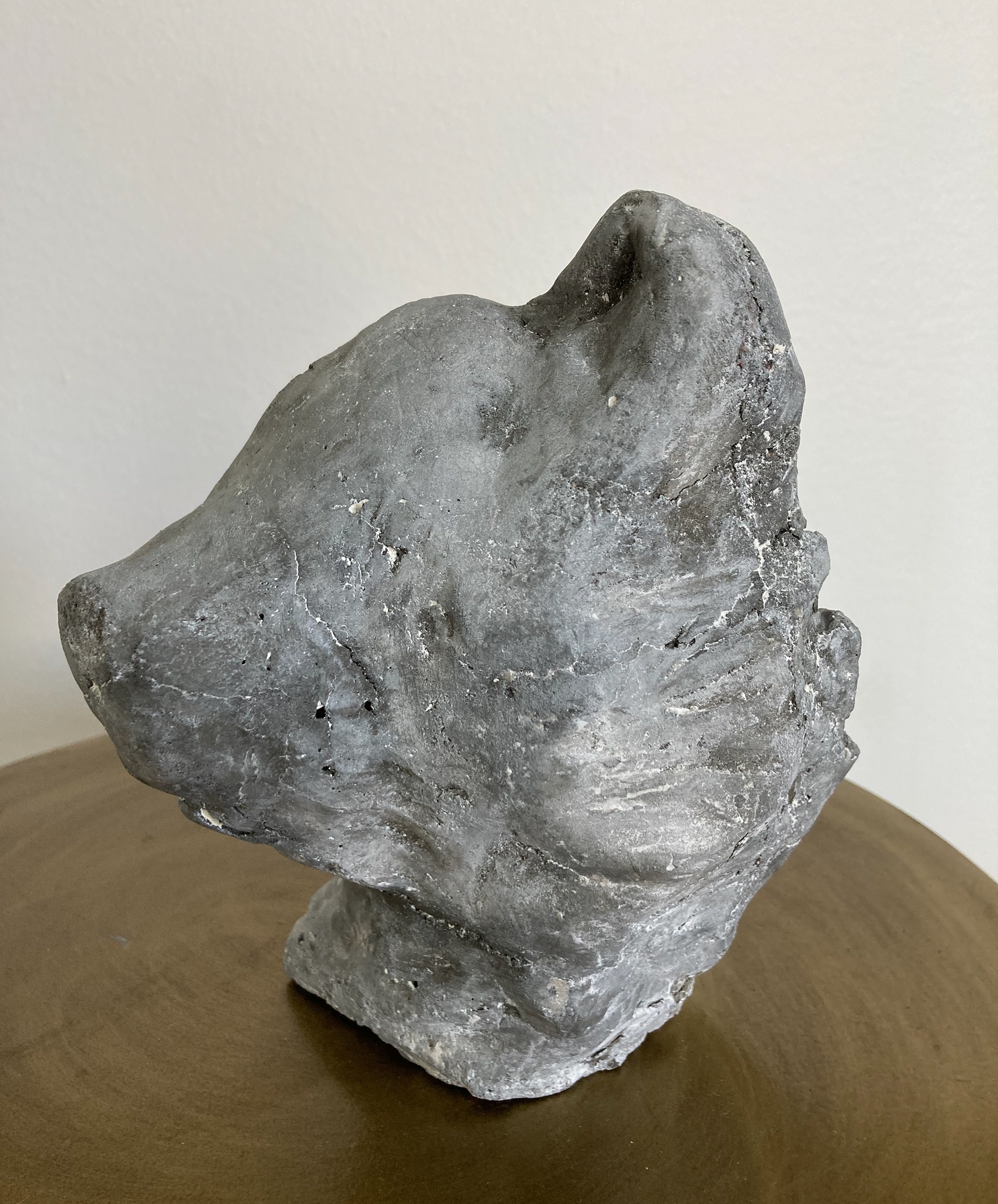 Mäntymetsässä, betoniveistos, k. 20 cm