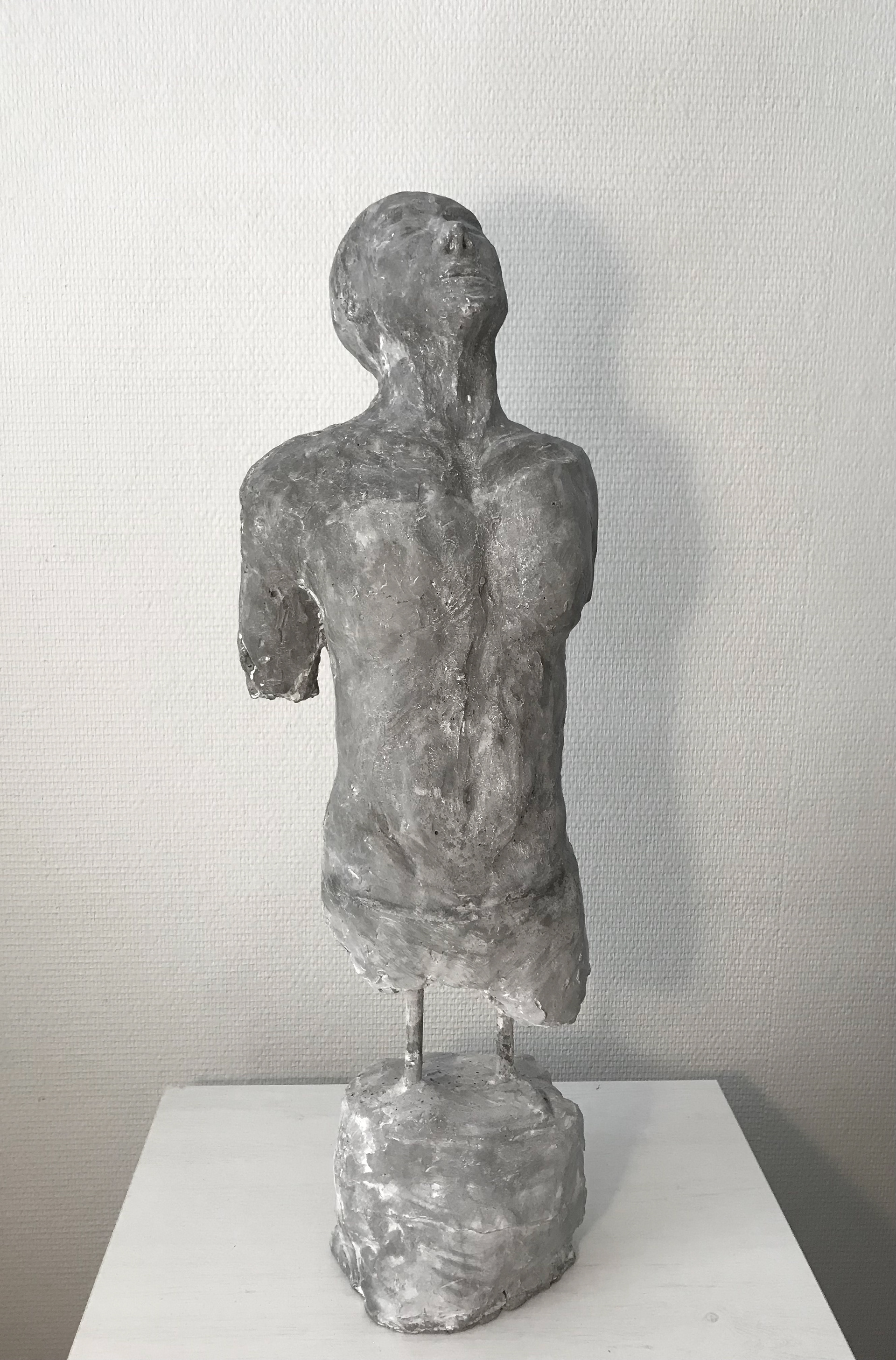 Feel the Light, betoniveistos, k. 60 cm