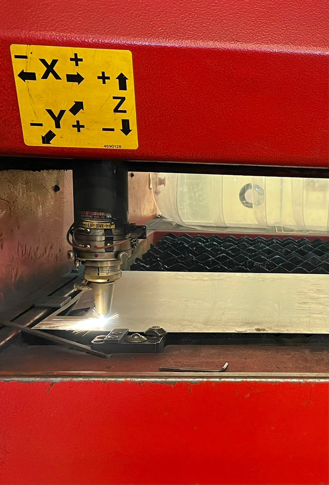 Metal cutting machine