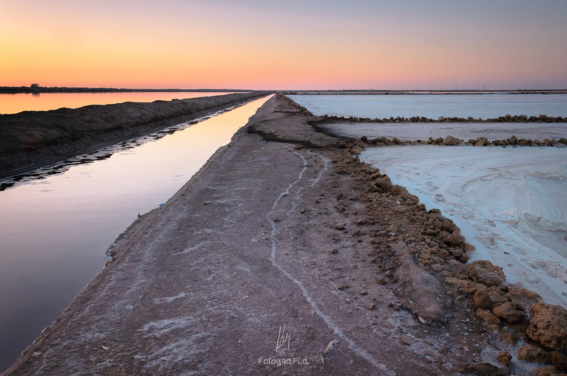 Las marismas de la desembocadura del Guadalquivir se pierden en un llano en el horizonte. La Sal nos brinda tonos muy interesantes al atardecer. Salinas de Sanlúcar de Barrameda.