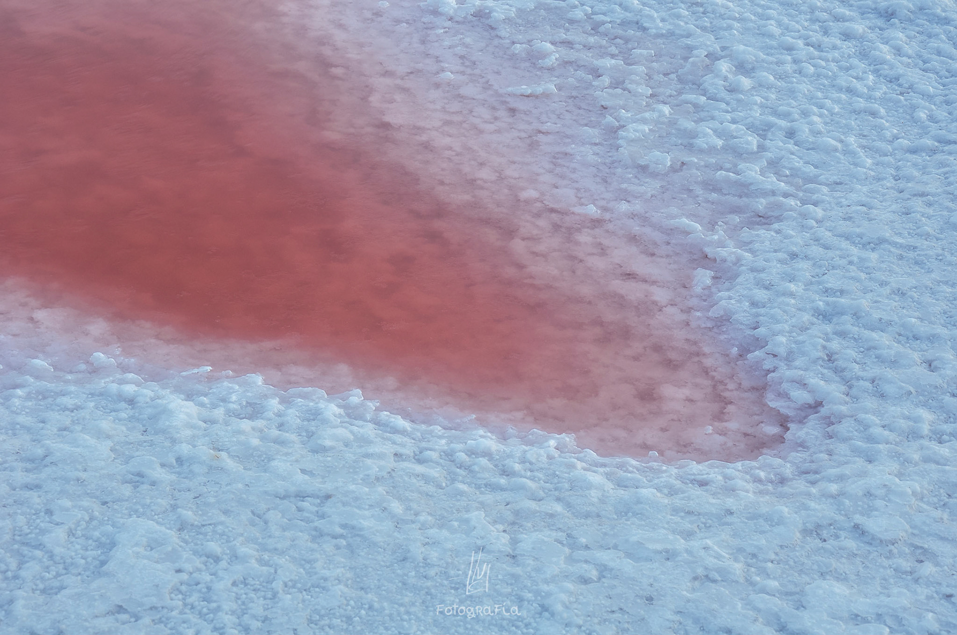 Micropaisaje...abstracción de agua sobre la sal con tonos rojizos. Salínas de Sanlúcar de Barrameda, una industria histórica que persiste en tiempos complicados.
