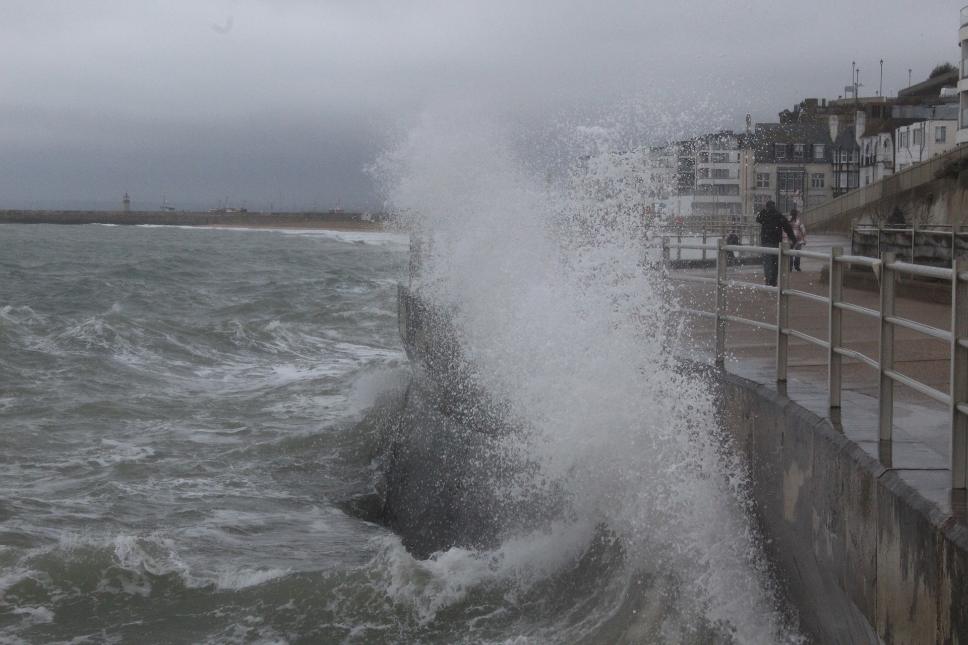 Waves Outside the Palace - 20/10/24