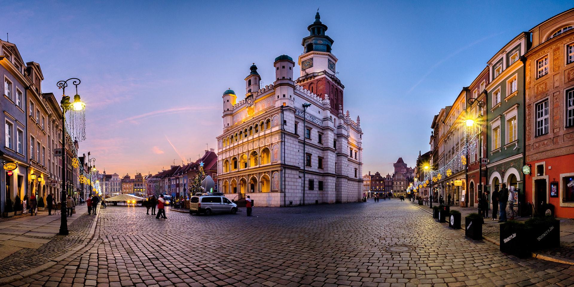 Il Municipio di Poznań (in polacco, Ratusz) è un edificio sito nella piazza del mercato vecchio (Stary Rynek) a Poznań. Il municipio ha una torre alta 61 m. L'edificio rappresenta uno degli esempi più significativi di stile rinascimentale dell'Europa centrale.Nella parte orientale del municipio vi è un orologio. Sopra lo stesso vi sono due feritoie dalle quali, a mezzogiorno, un meccanismo automatico fa uscire due capre in metallo che si scontrano per dodici volte. Tale rappresentazione è in onore ad un fatto realmente avvenuto il giorno dell'inaugurazione dell'orologio: i due animali, destinati al macello, si scontrarono nella piazza suscitando l'ilarità dei cittadini accorsi per i festeggiamenti. Si decise, pertanto, di ricordare tale fatto facendo le opportune modifiche all'orologio per inserire tale meccanismo.Cit: WikipediaThe Poznań City Hall (in Polish, Ratusz) is a building site in the Old Town Square (Stary Rynek) in Poznań. The town hall has a tower 61 m high. The building is one of the most significant examples of Renaissance style in Central Europe.A legend behind the original addition of the goats to the clock mechanism states that a cook, while preparing a banquet for the voivode and other dignitaries, had burnt a roast deer, and attempted to replace it by stealing two goats from a nearby meadow. The goats escaped and ran up the town hall tower, where they attracted the attention of the townspeople when they began to butt each other (according to some versions, this drew attention to a fire which might otherwise have done significant damage). Because of the entertainment provided, the voivode pardoned both the cook and the goats, and ordered that two mechanical goats be incorporated into the new clock being made for the building.From: Wikipedia