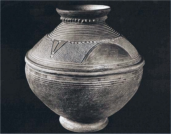 Terracotta Wedding Pot (ikoko igbeyawo) made in Ilafon-Ikiti, Nigeria (c.1930) Museum of Yoruba Pottery, Ile Ife, Nigeria
