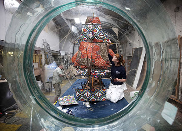 Yinka Shonibare, Nelson's Ship in a Bottle (2010) bottle neck