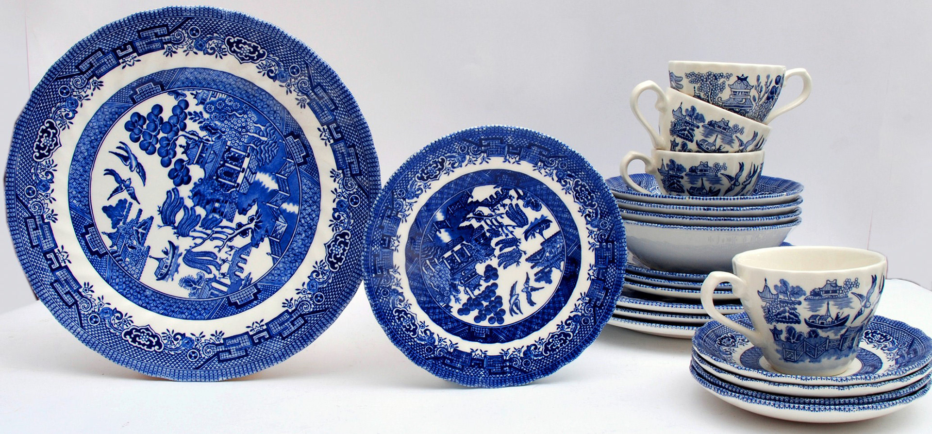 Churchill Blue Willow 20-piece dinner set