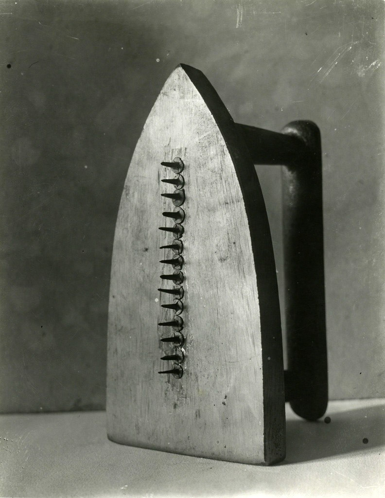 Man Ray, Cadeau (The Gift) (1921)