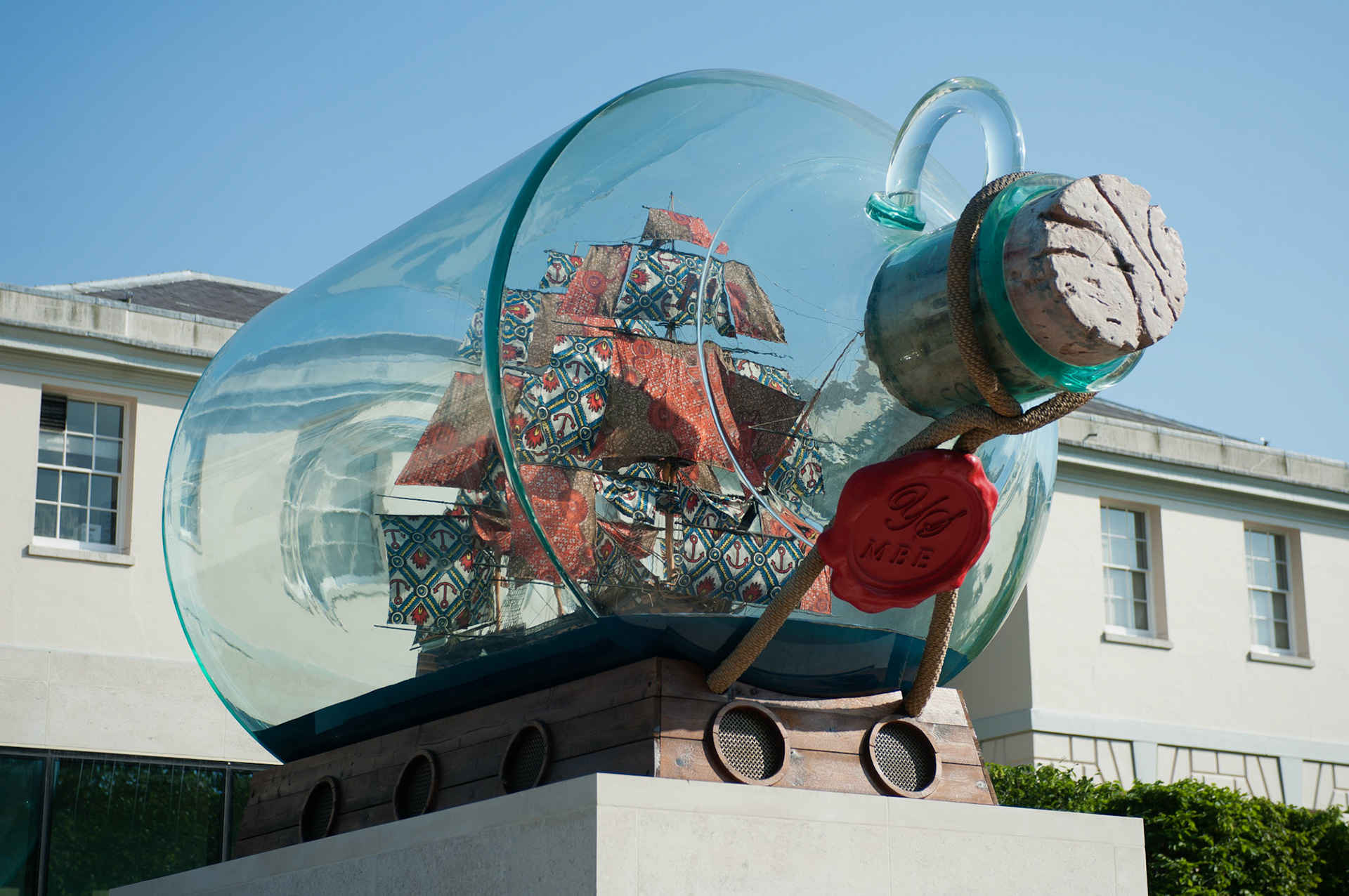 Yinka Shonibare, Nelson's Ship in a Bottle (2010) NMM three-quarter view