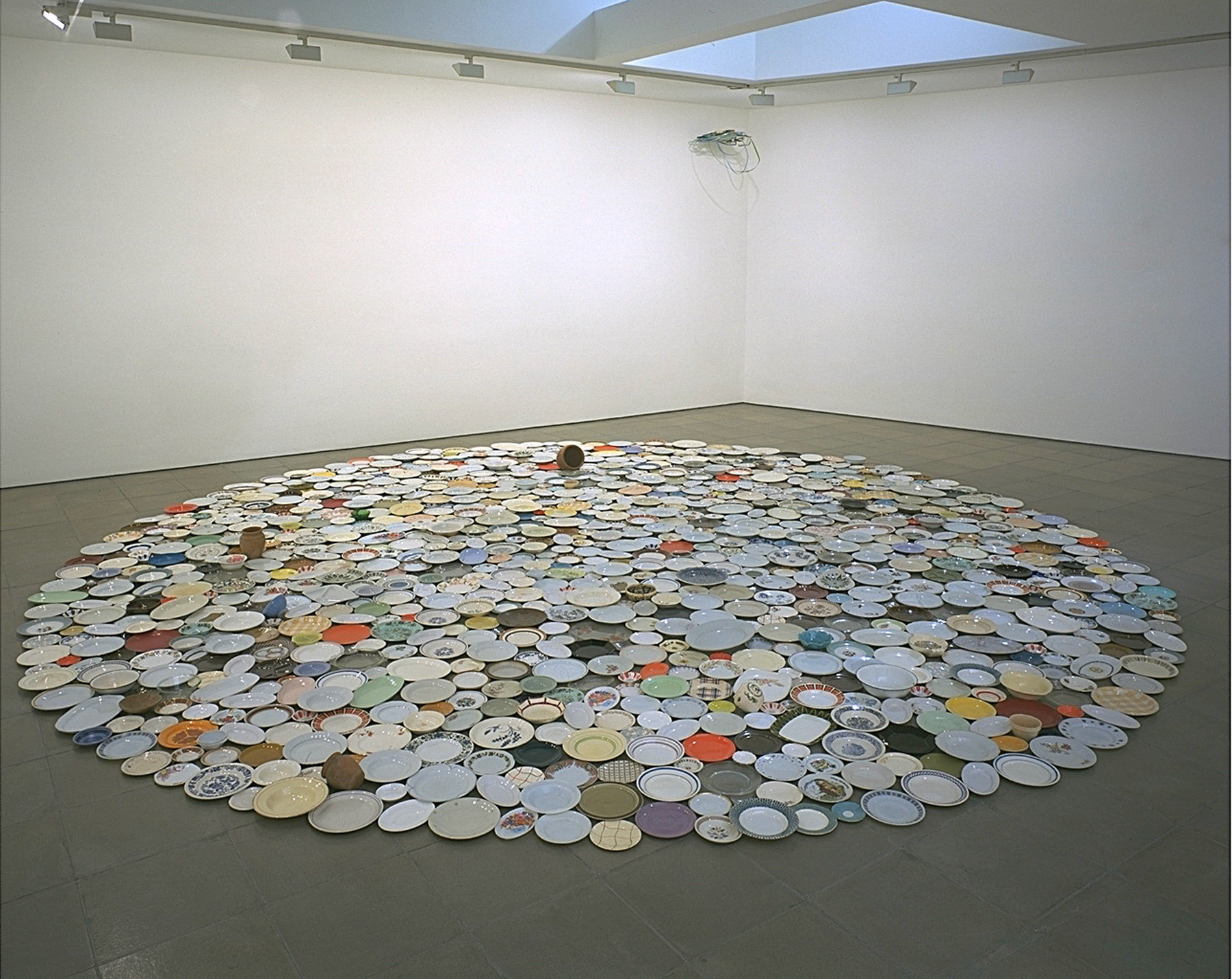 Richard Wentworth, Spread (1997)