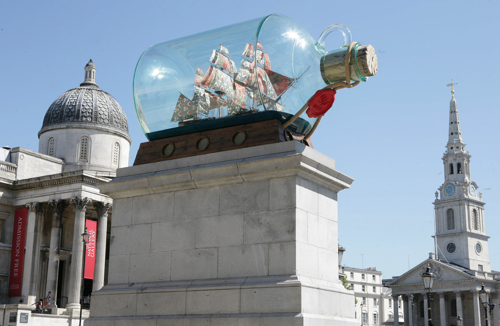 Yinka Shonibare, Nelson's Ship in a Bottle (2010) dome and spire
