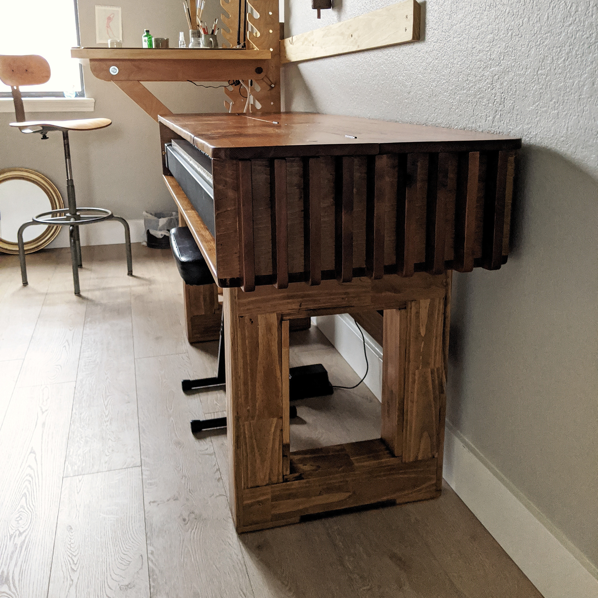 Lid closed, table mode. Side slats for decoration.