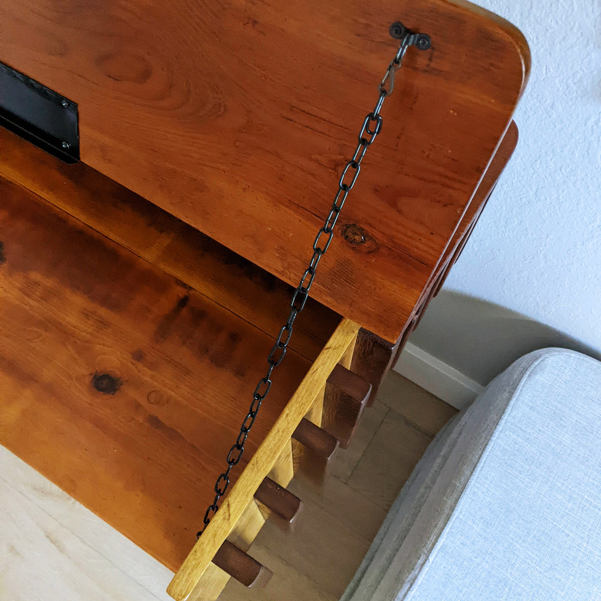 Chain for holding lid in music stand mode.