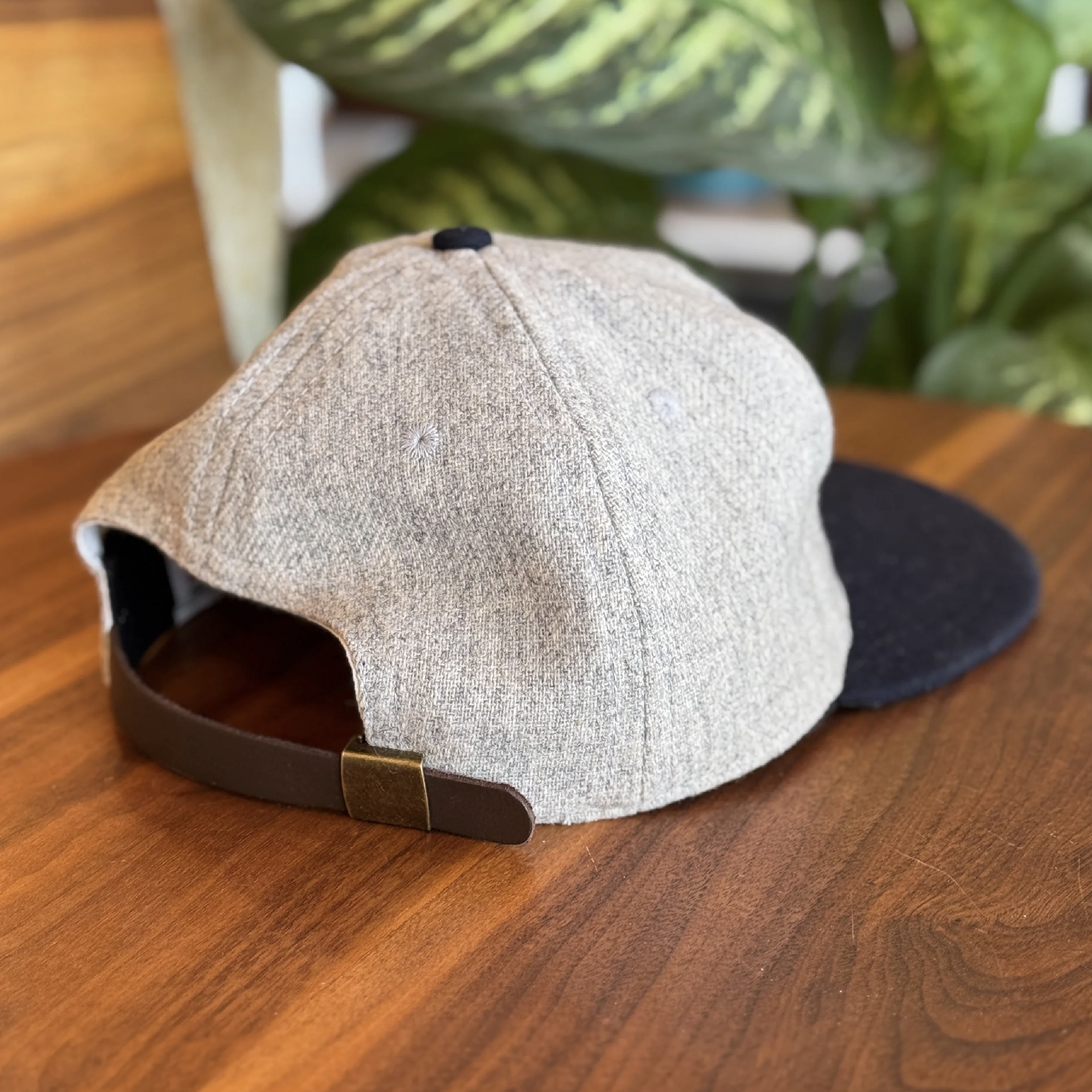 Light gray wool, brown leather adjuster