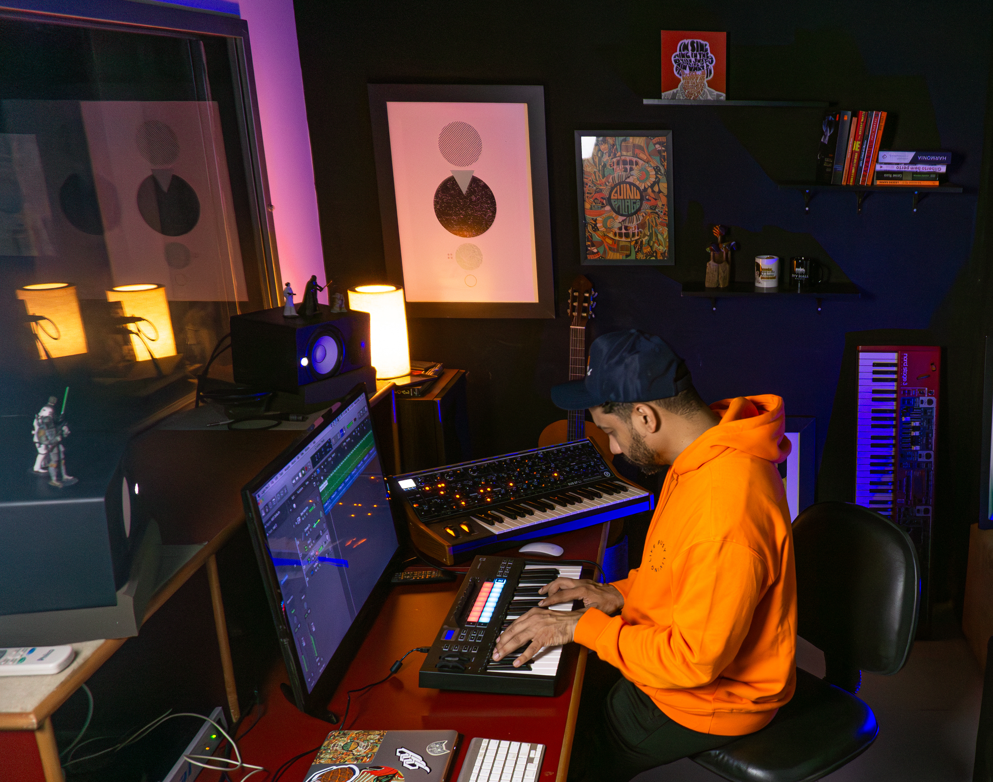 Guinu em seu estúdio