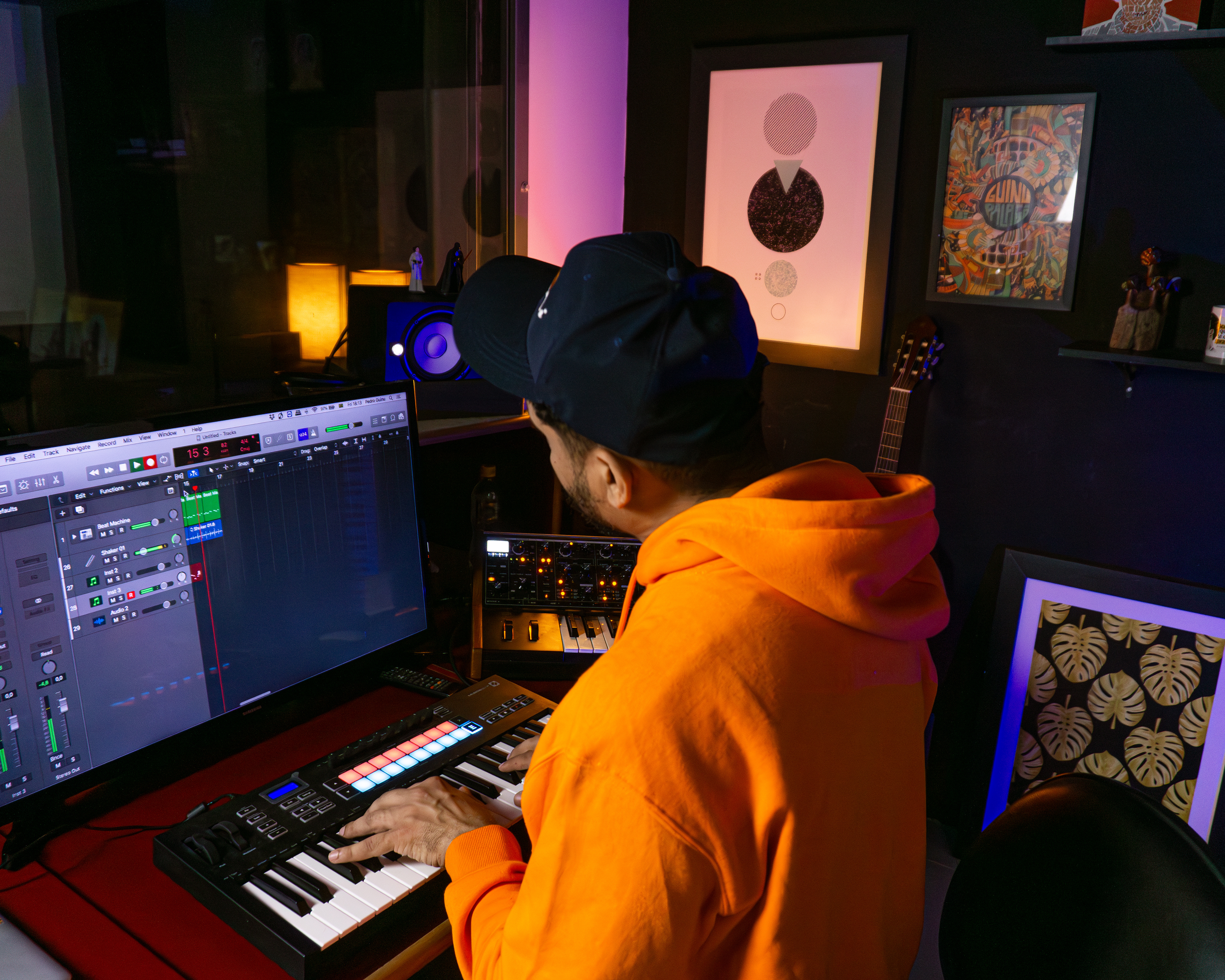 Guinu em seu estúdio