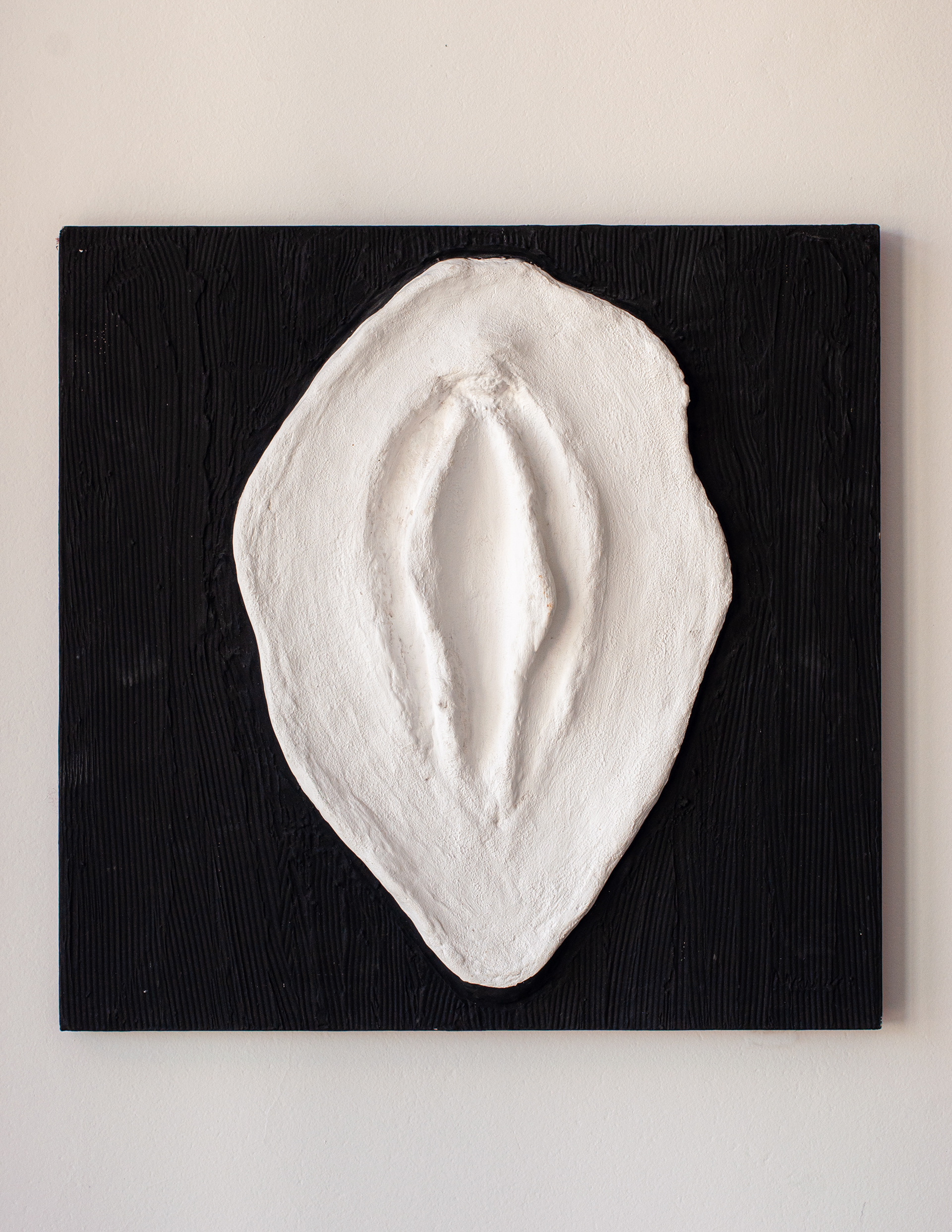 Escultura em madeira, papel machê, gesso e aquarela.