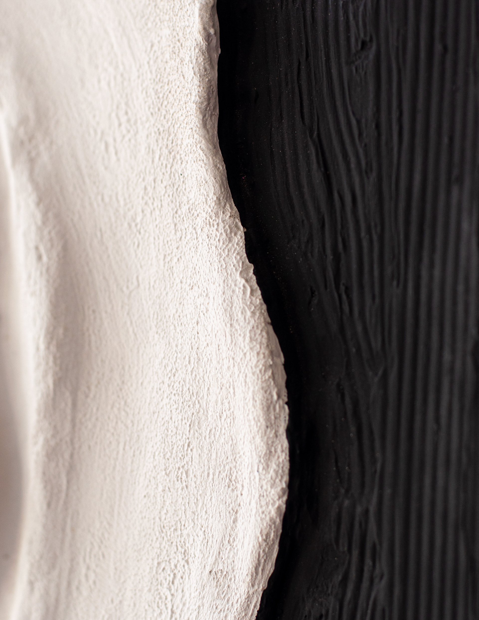 Escultura em madeira, papel machê, gesso e aquarela.