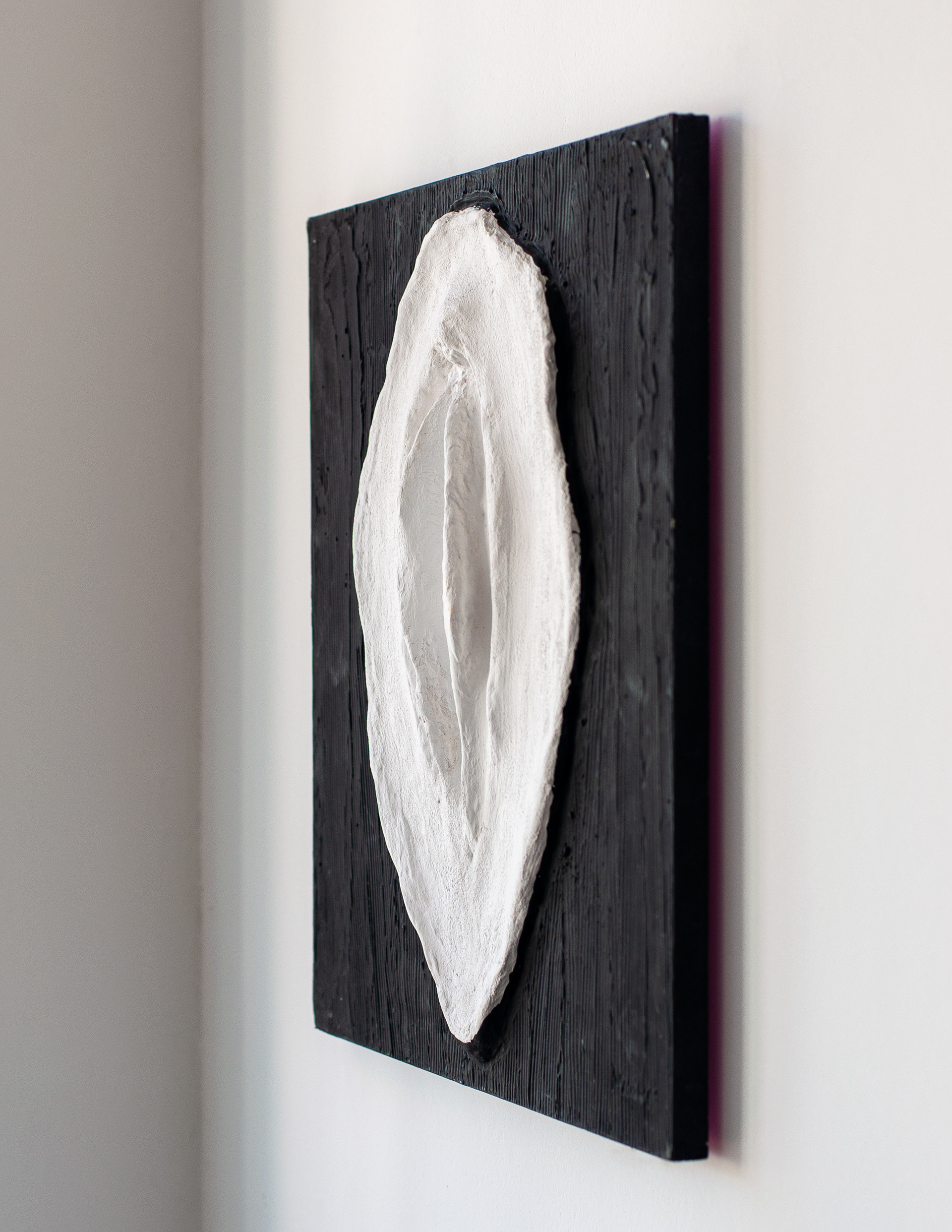 Escultura em madeira, papel machê, gesso e aquarela.