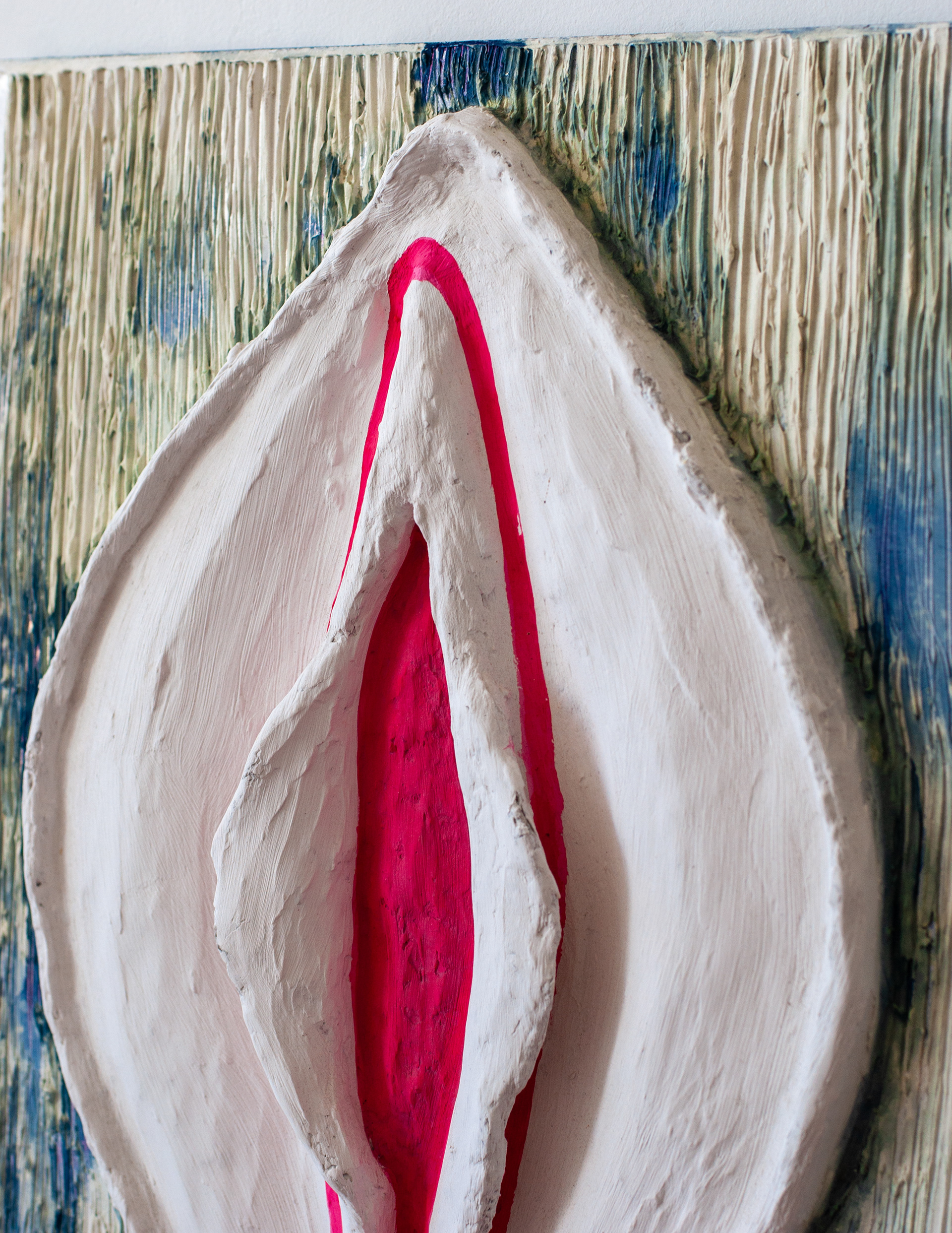 Escultura em madeira, papel machê, gesso e aquarela.