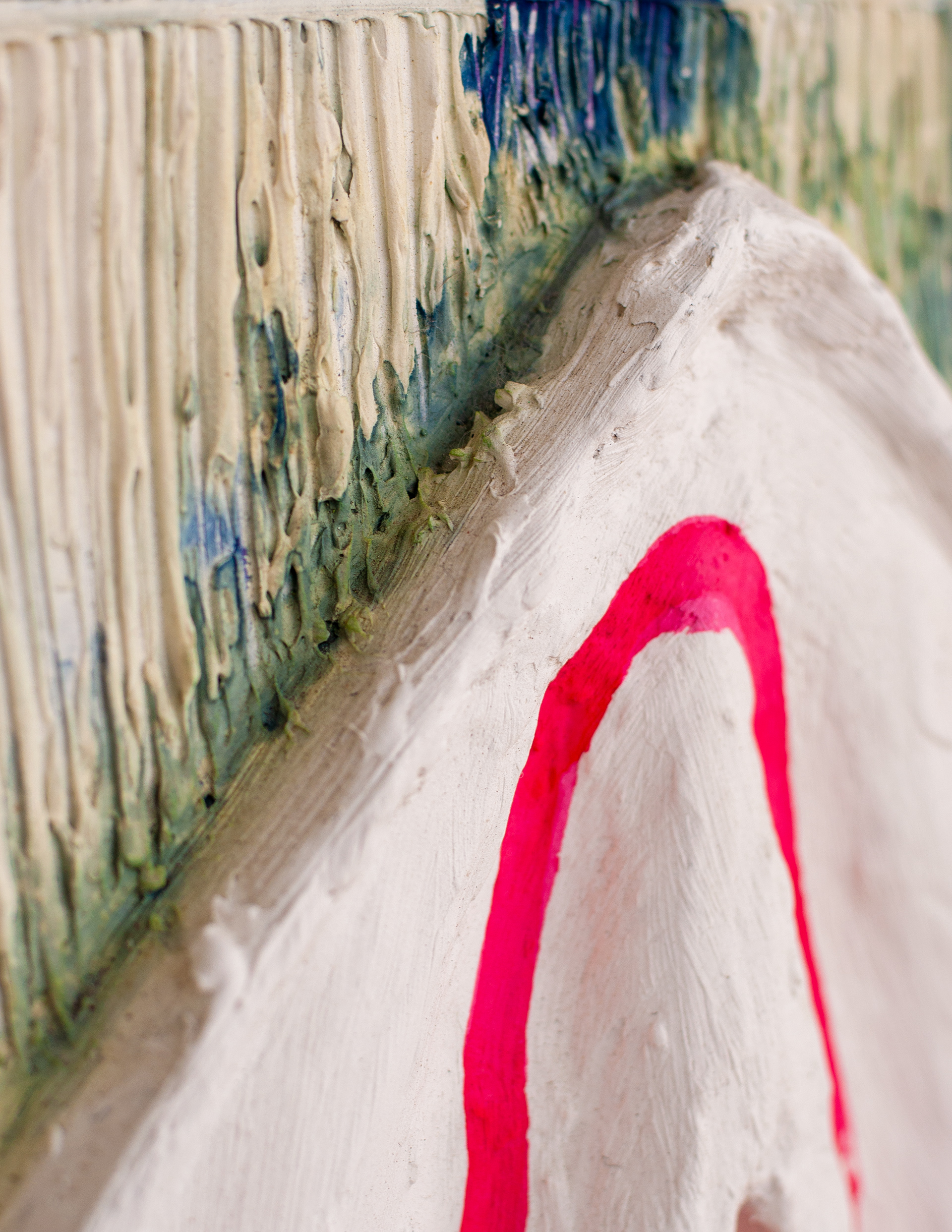 Escultura em madeira, papel machê, gesso e aquarela.