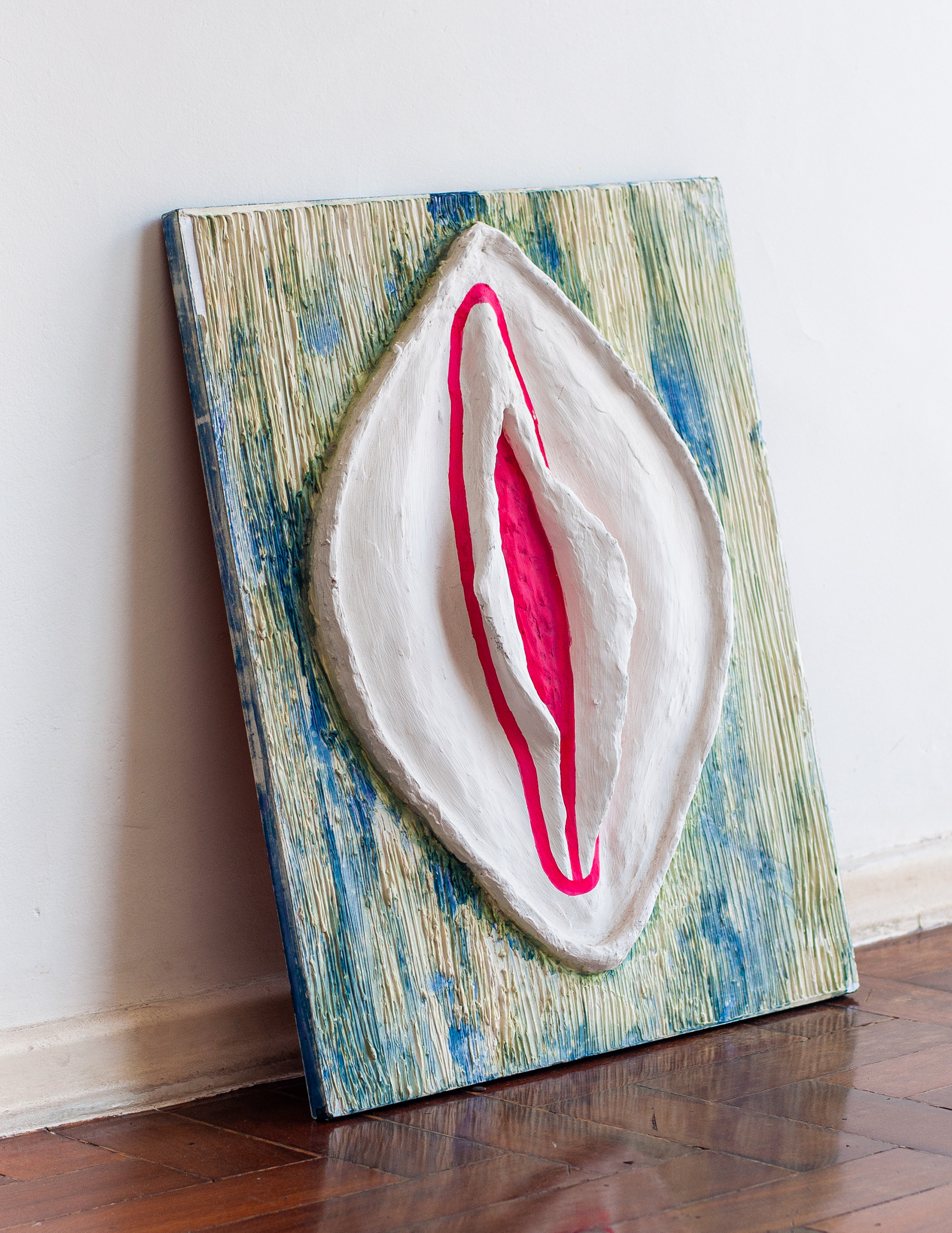 Escultura em madeira, papel machê, gesso e aquarela.