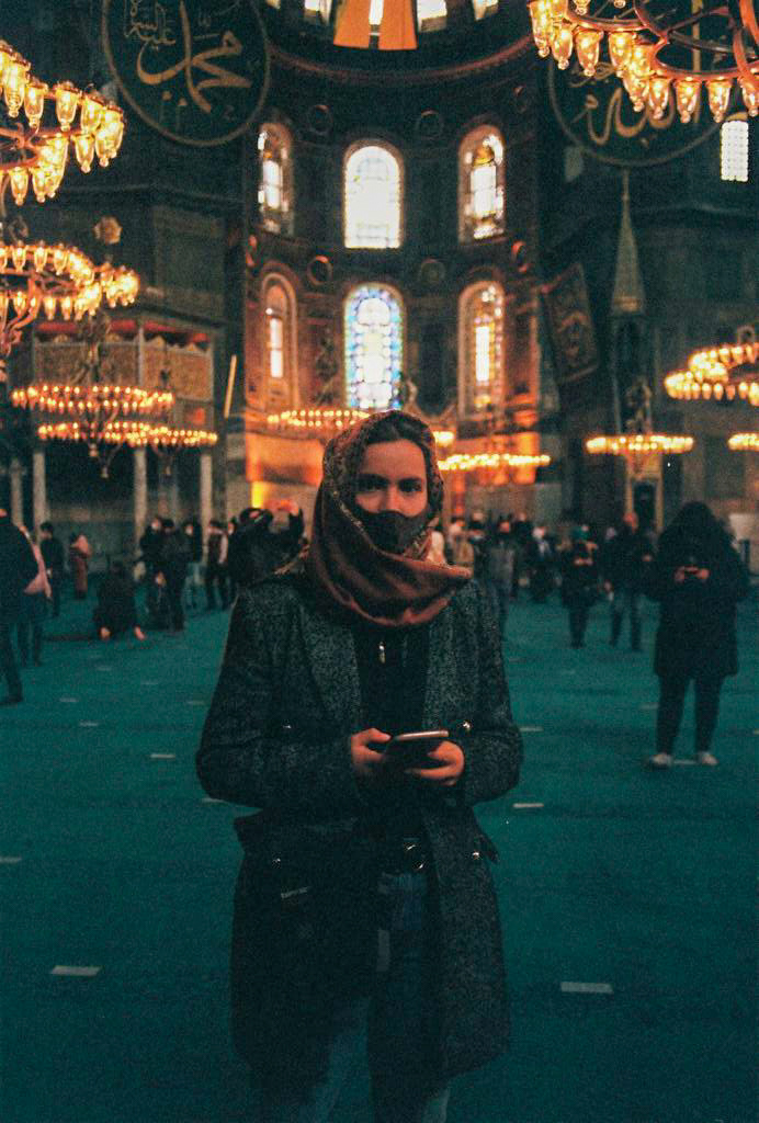 A l'intérieur de la Hagia Sofia d'Istanbul. Couvrir le visage, le cou et les cheveux ne laisse rien d'autre au spectateur que de regarder dans les yeux du sujet et de lire dans les fenêtres de son âme.