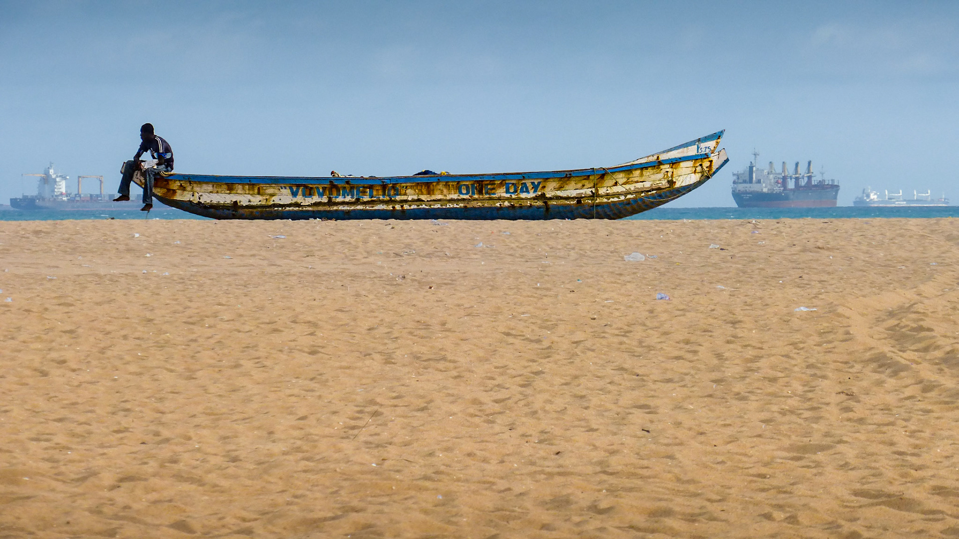 pecheur attendant sur la peche, togo, lomé