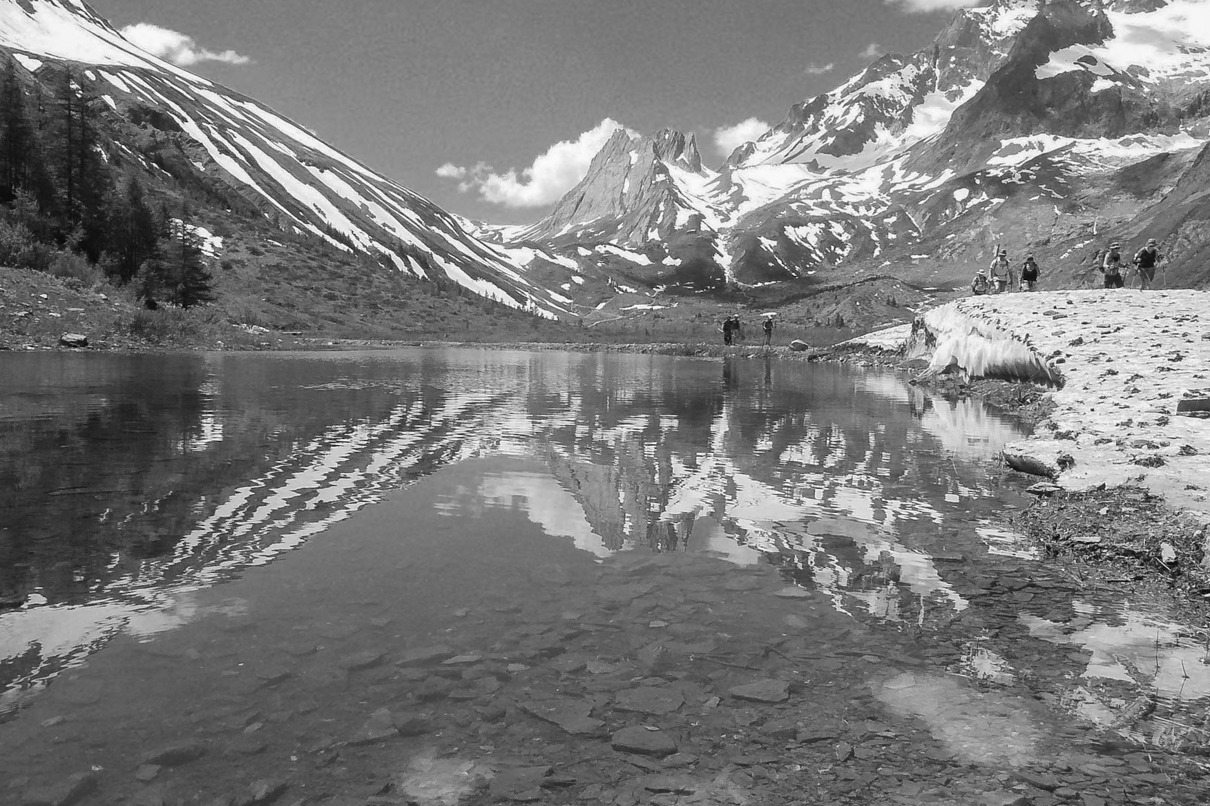 TMB lac et reflet de la montagne