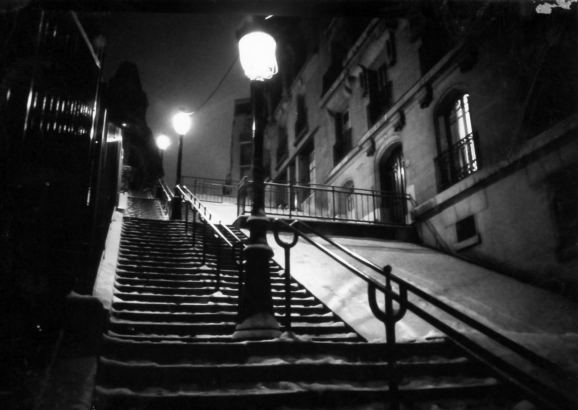 escalier du sacré coeur de nuit en hiver