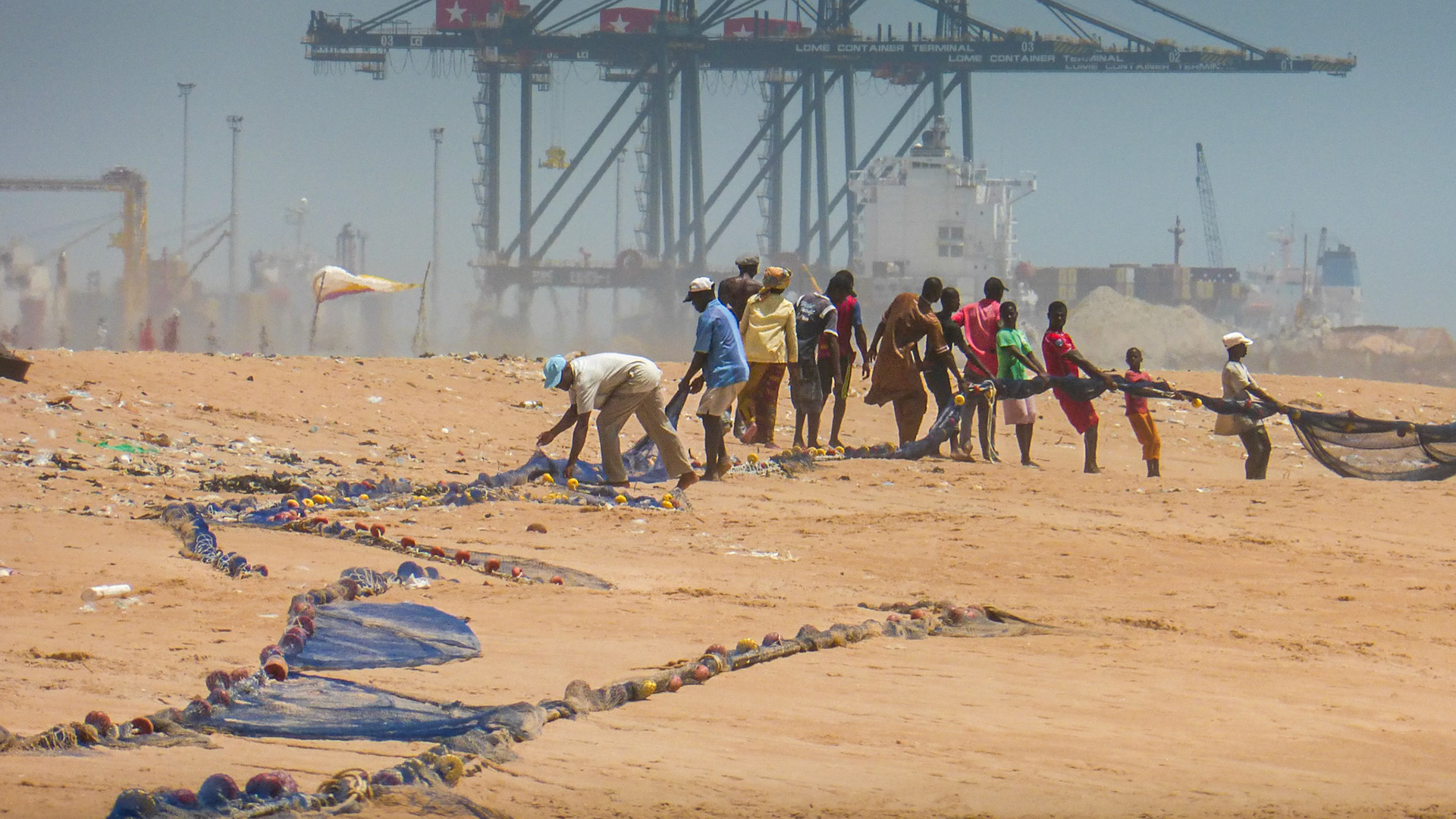 tri des poissons sur la plage,togo, lomé