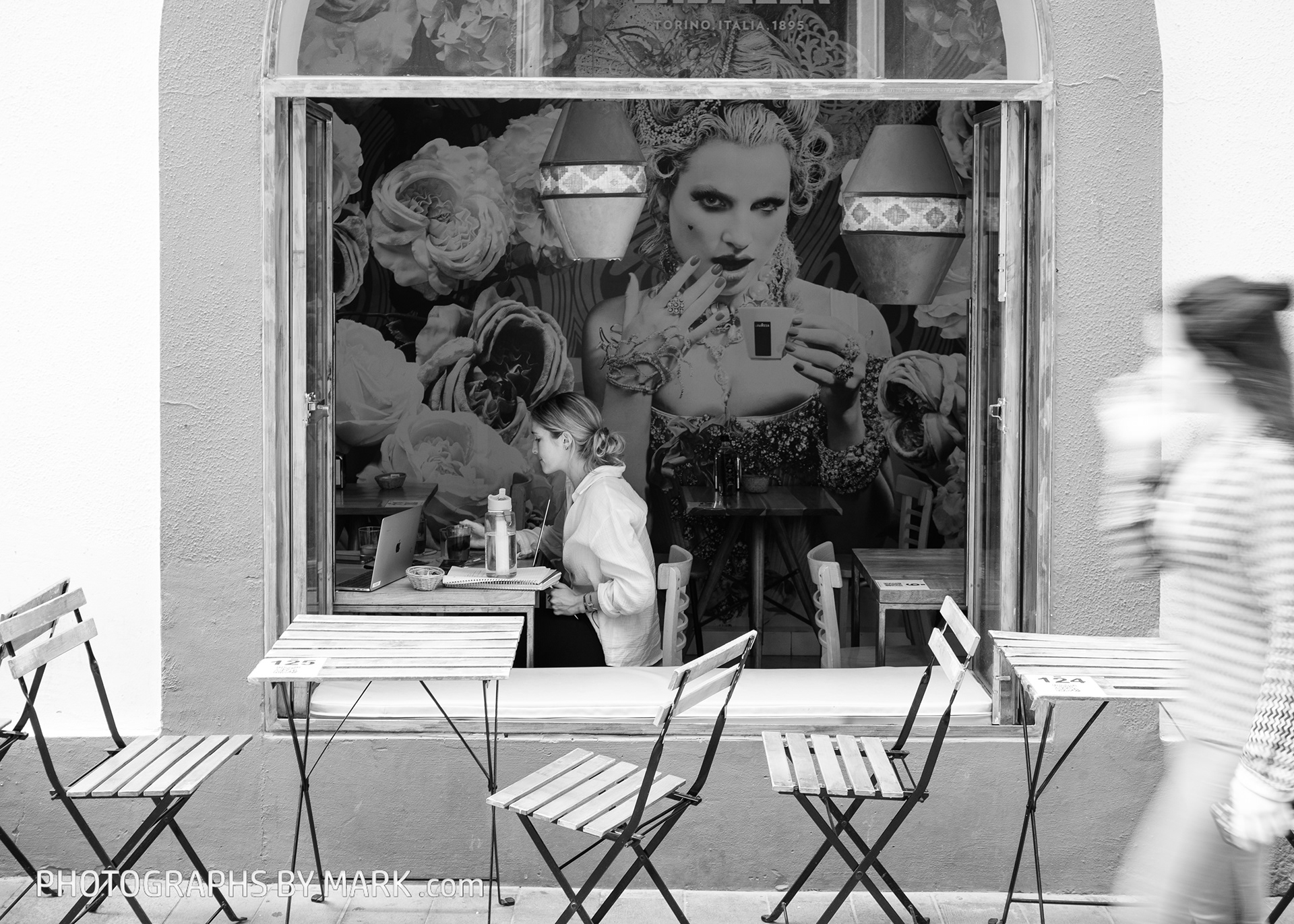 Photograph by Markus MacGill of a cafe scene in Seville, Spain, April 2022.