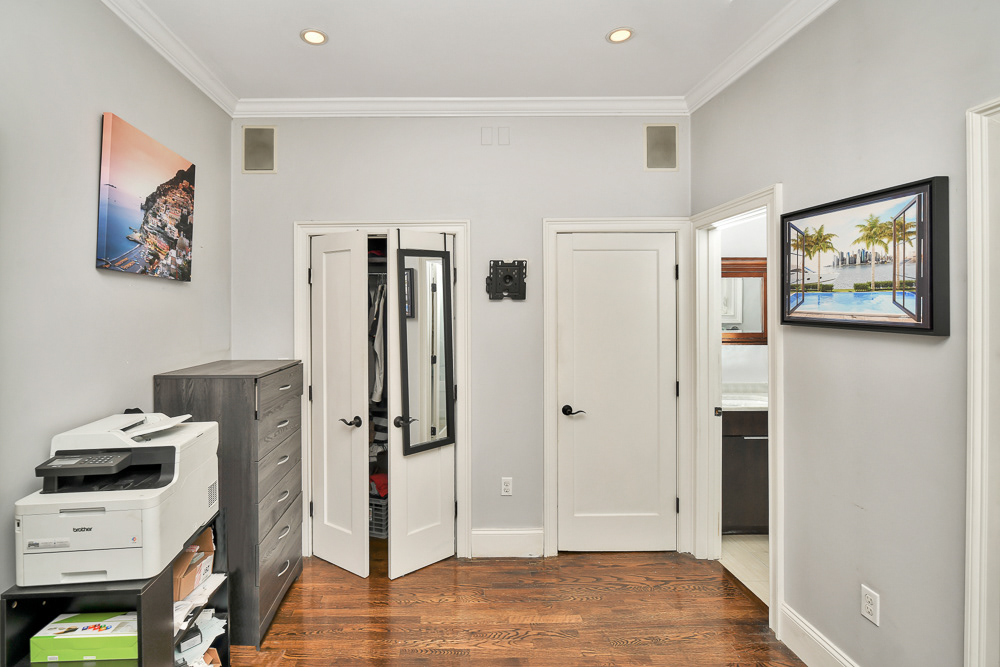 Details $2,700 deposit, Available Now NO BROKER FEE to the tenant! Prime opportunity to rent a 1 bedroom in an amazing location in Southie with a private deck AND patio! This 1 bedroom unit in fantastic condition offers an open concept feel with the kitchen that features a large island, marble countertops, and stainless steel appliances (including dishwasher) and blends with the generous-living room with plenty of room to entertain! The bedroom is very large and offers in-unit laundry, a large closet, and an updated bathroom with a tiled shower. The unit features gleaming hardwood floors throughout as well as central air. Enjoy everything that South Boston has to offer in this prime location just steps to Lincoln, Loco, Capo, public transportation, and everything else on Broadway! No dogs, cats negotiable. Unit can be rented furnished (except for the desk) if desired. Ready for a 10/1 move-in. 309250 361 * Prices and availability subject to change without notice. * Square footage definitions vary. Displayed square footage is approximate.