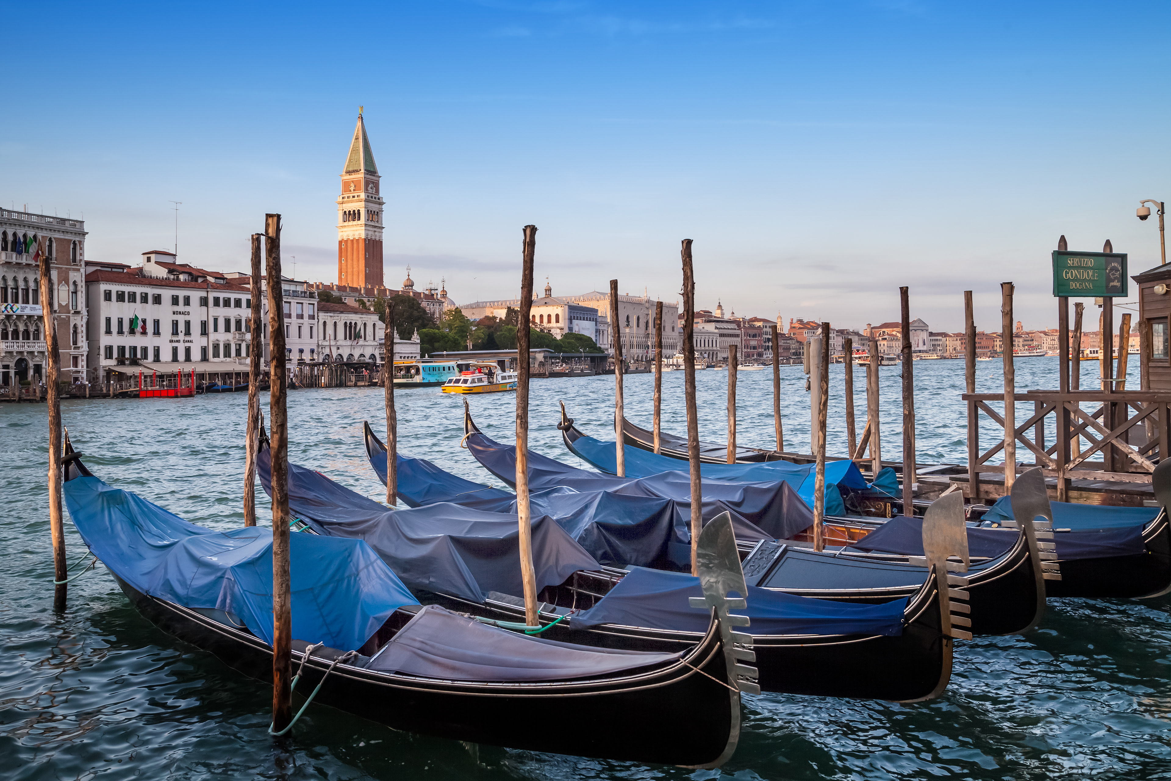 CS027_VENICE Grand Canal and Gondolas