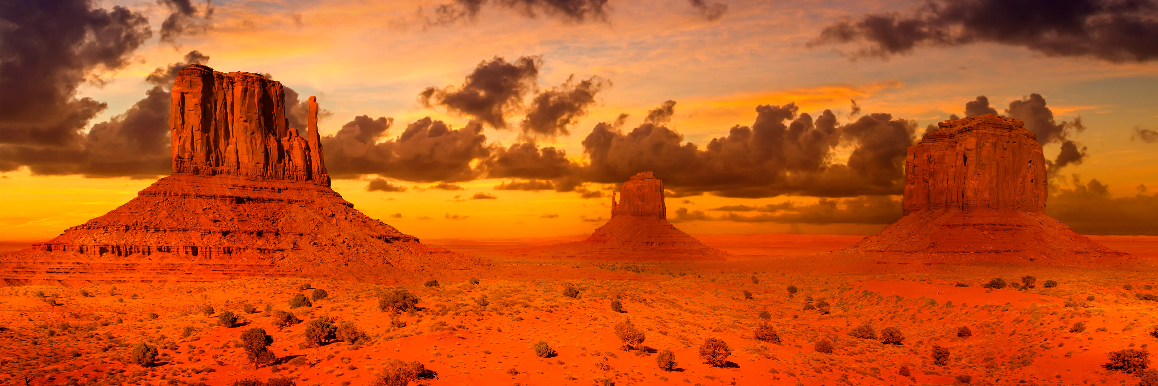 LS005_Gorgeous Monument Valley in the evening