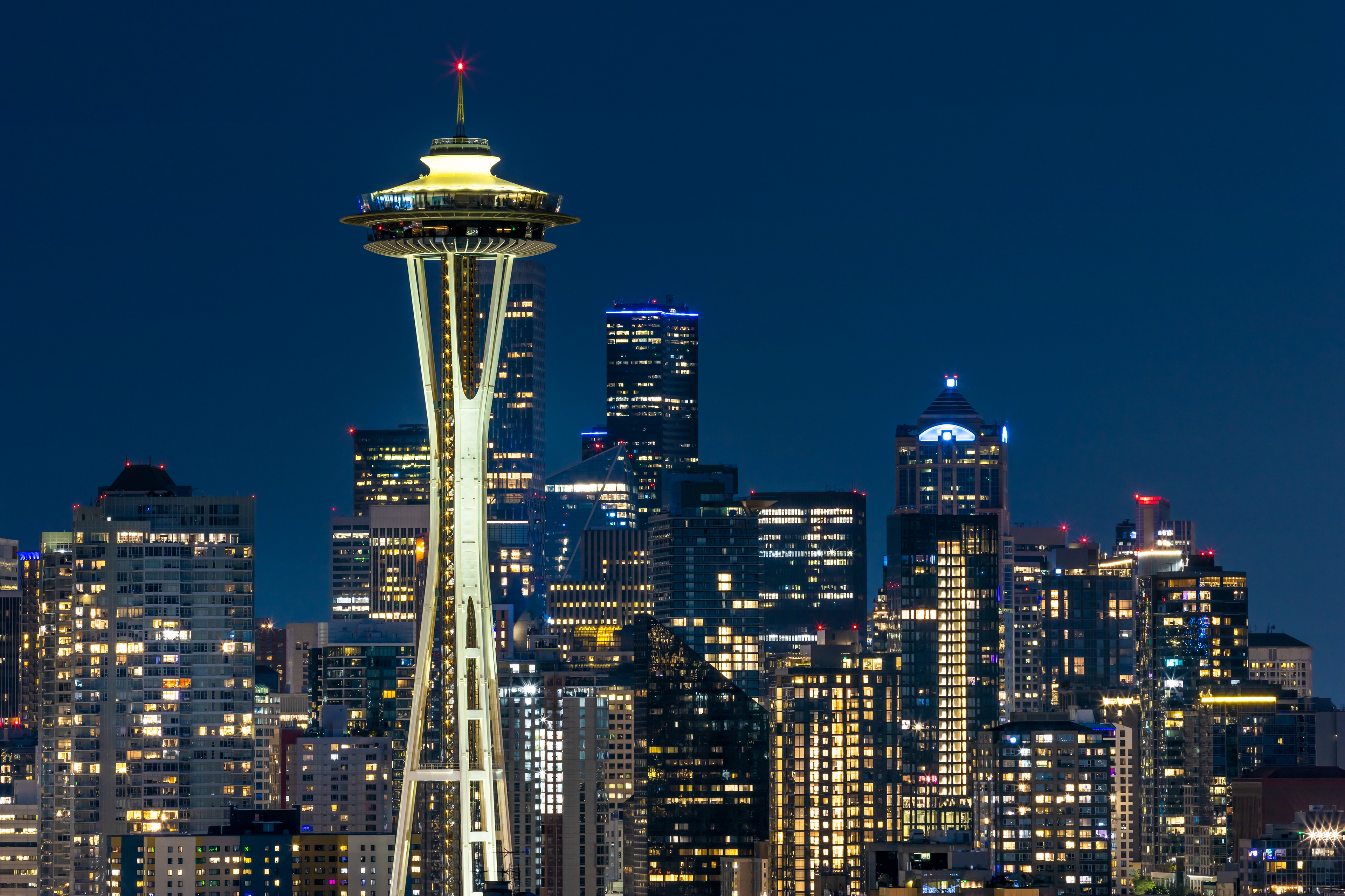 CS039_Breathtaking Seattle skyline at blue hour