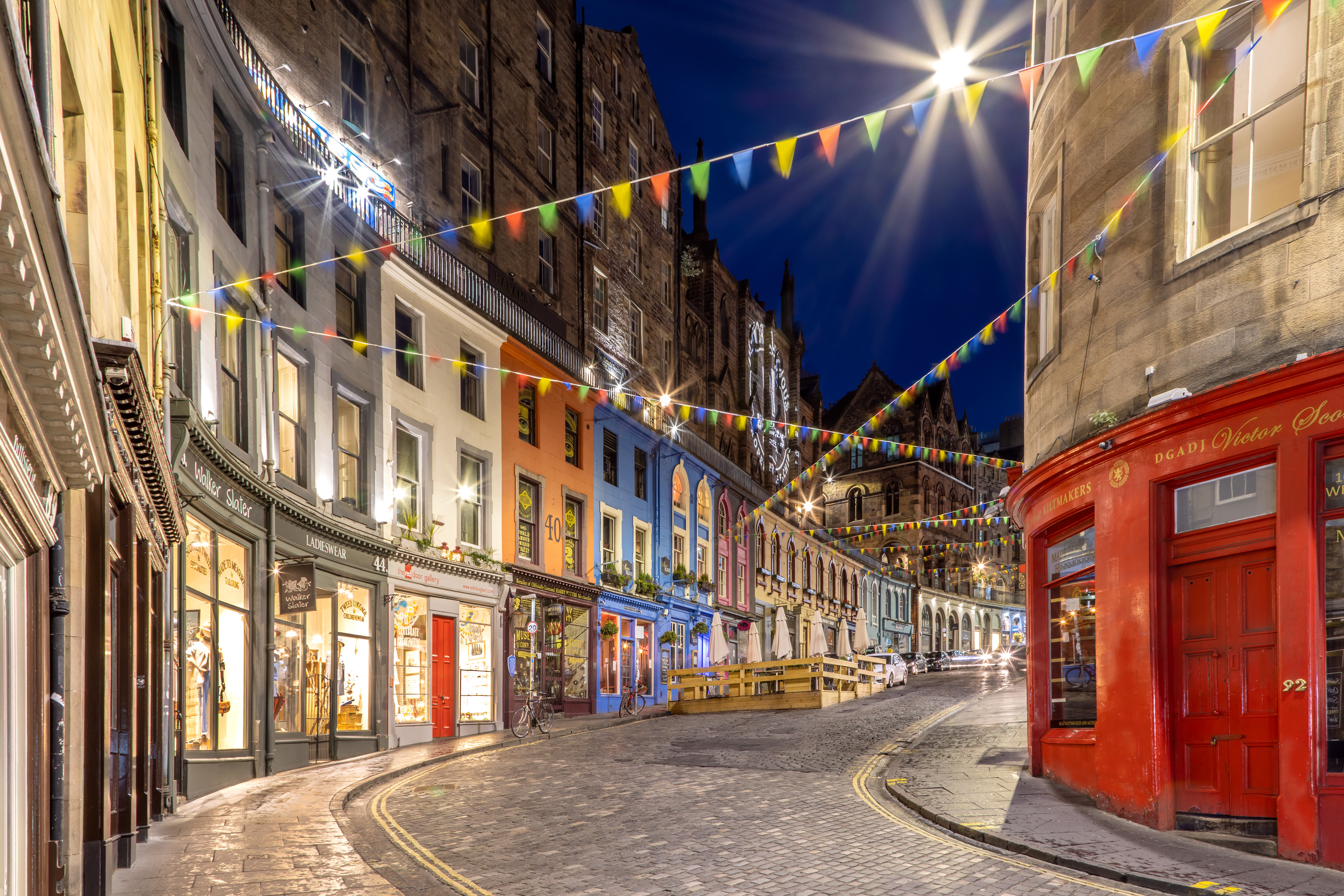 CS031_Charming evening impression at West Bow in Edinburgh